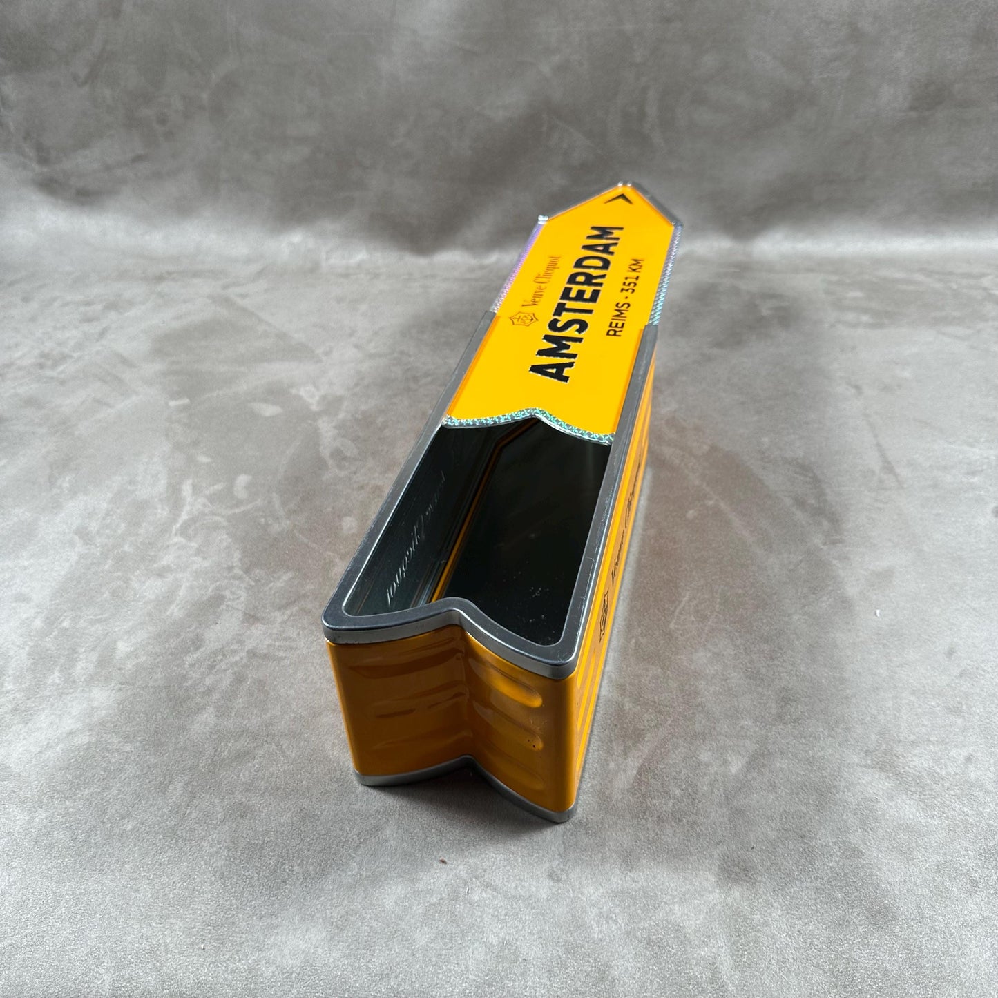 RARE Veuve Clicquot boite en métal panneau AMSTERDAM flèche orange Arrow box Année 1990