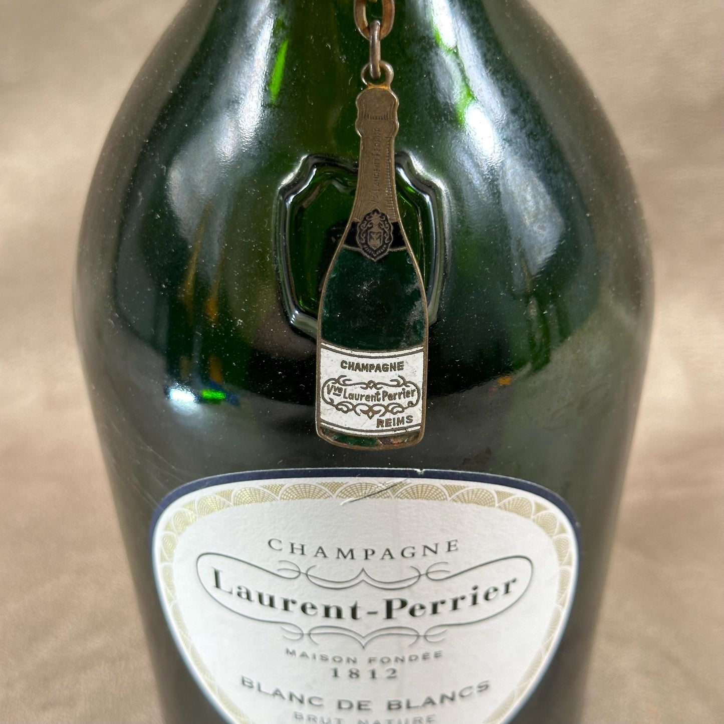 Porte clés Laurent-Perrier en forme de bouteille de champagne vintage Made in France Années 1980