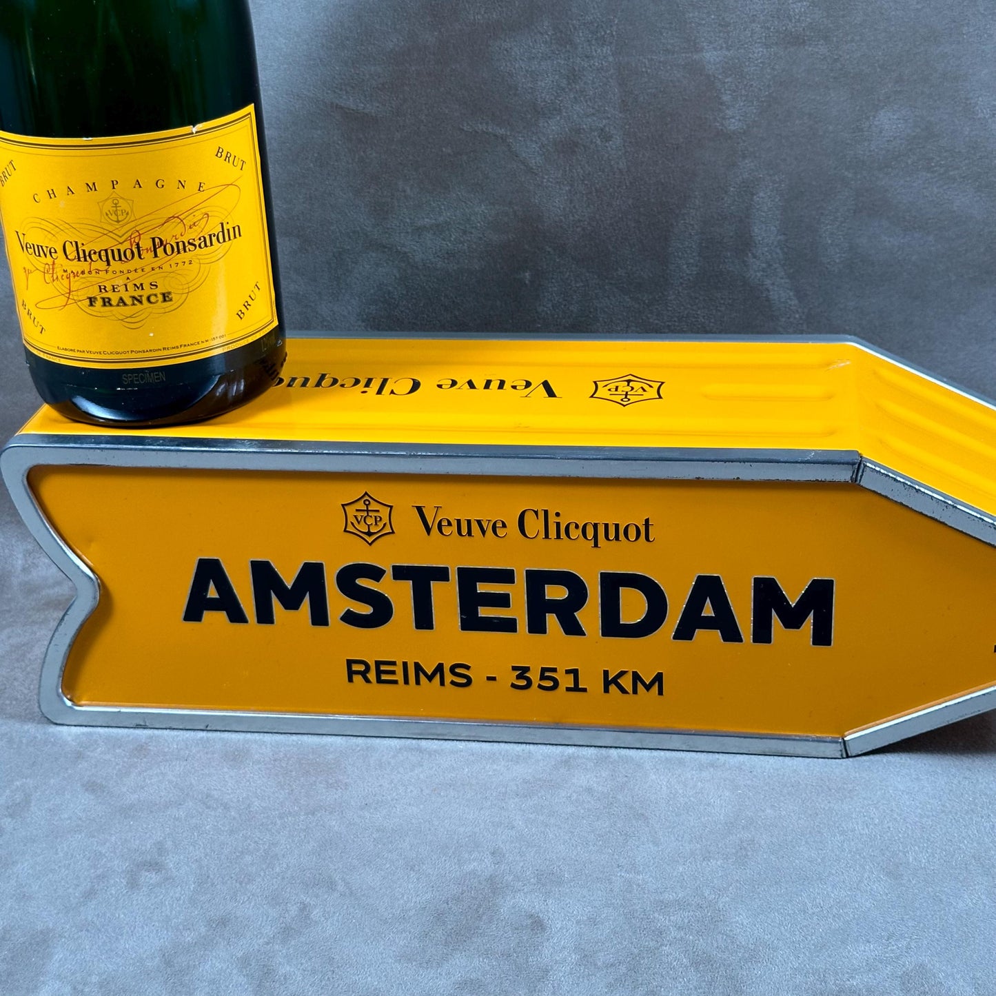 RARE Veuve Clicquot boite en métal panneau AMSTERDAM flèche orange Arrow box Année 1990