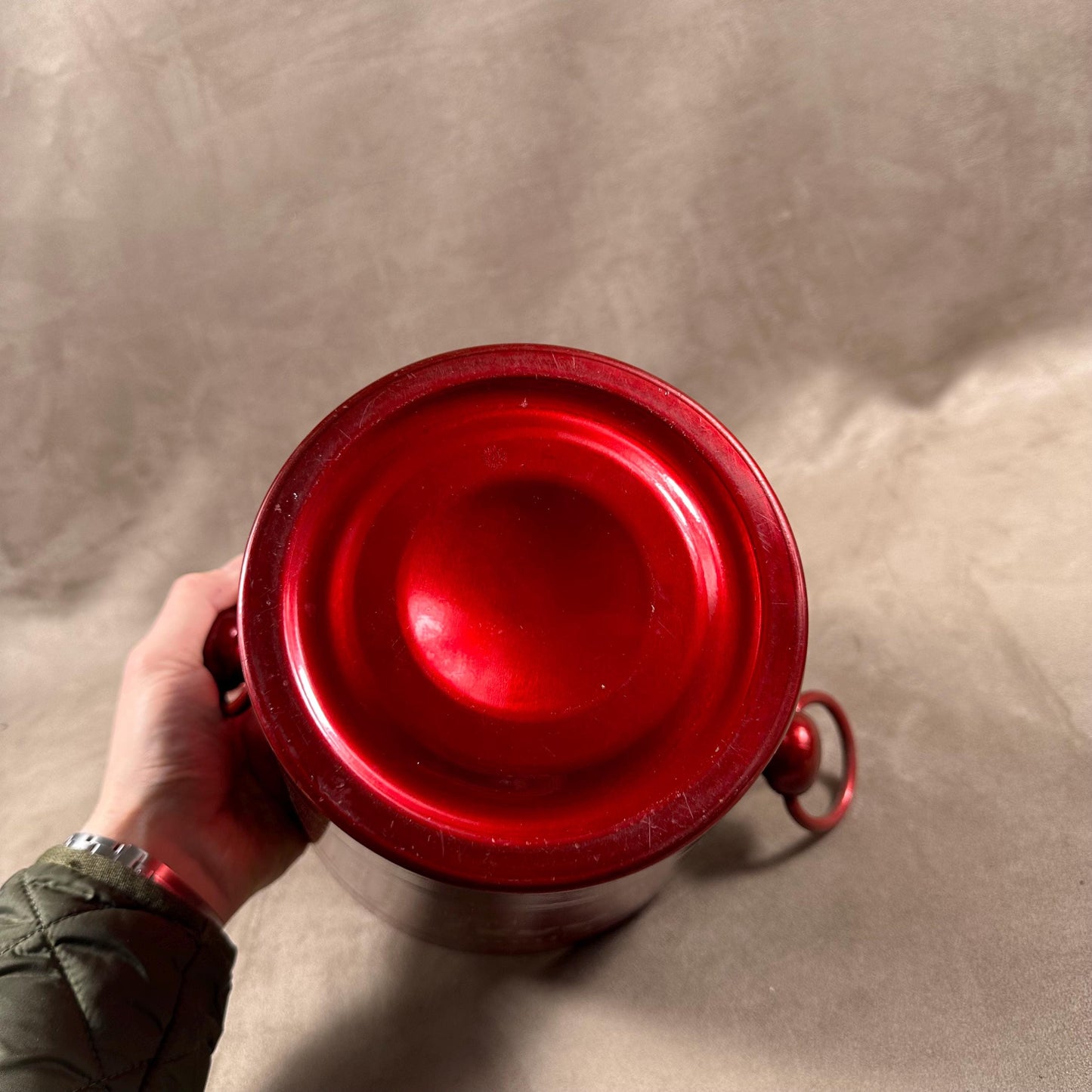 Seau à Champagne en aluminium émaillé rouge Maxim's de Paris Années 1970