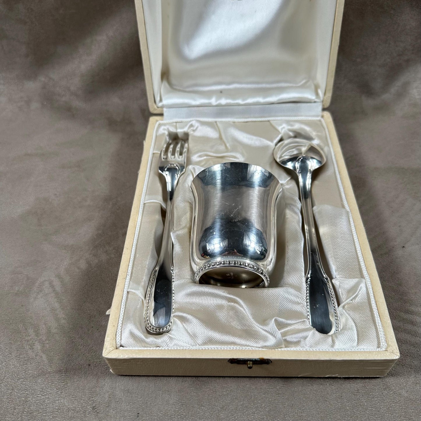 RARE Set de baptême en écrin avec timbale et couverts de baptême Ercuis en métal argenté Made in France 1970's