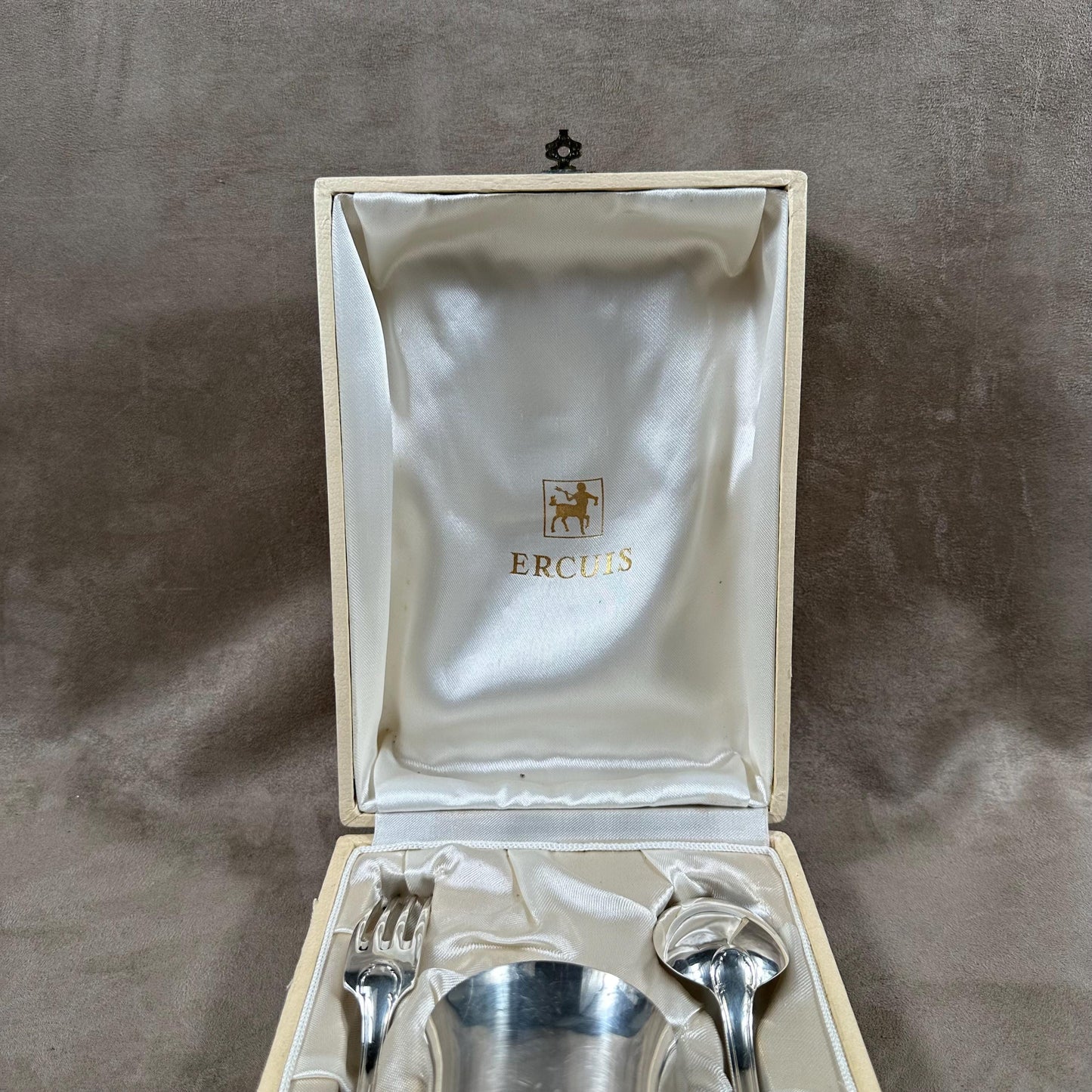 RARE Set de baptême en écrin avec timbale et couverts de baptême Ercuis en métal argenté Made in France 1970's