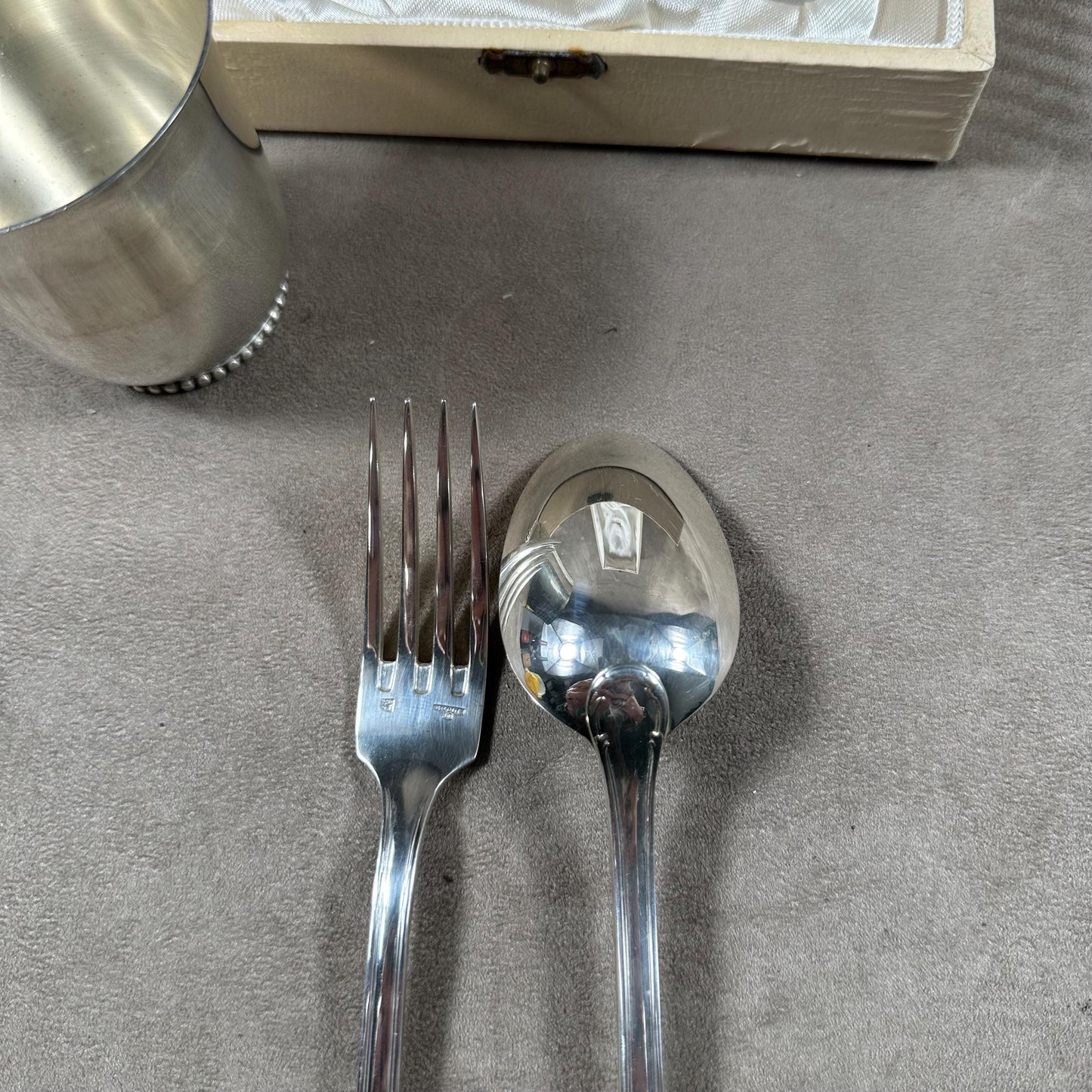 RARE Set de baptême en écrin avec timbale et couverts de baptême Ercuis en métal argenté Made in France 1970's