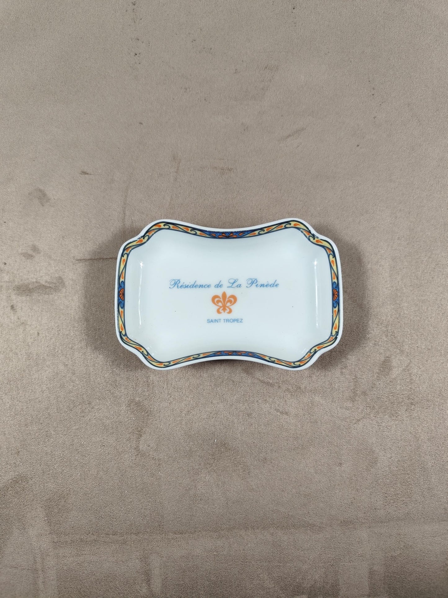 Cendrier publicitaire porcelaine ST TROPEZ pour la Résidence de la Pinède par Stephanie Bauchy vintage 1980