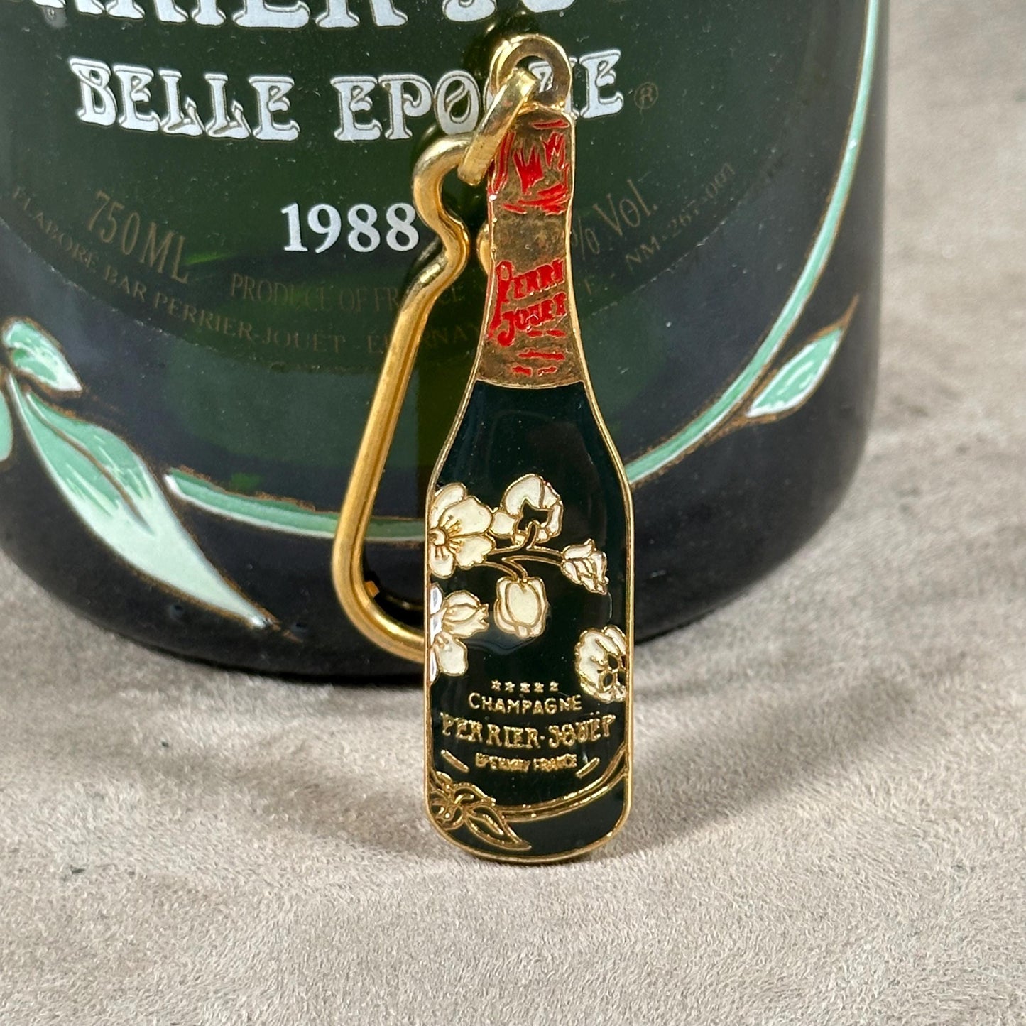 RARE Porte clés Perrier Jouet en métal à décor de bouteille de champagne Made in France Années 1960