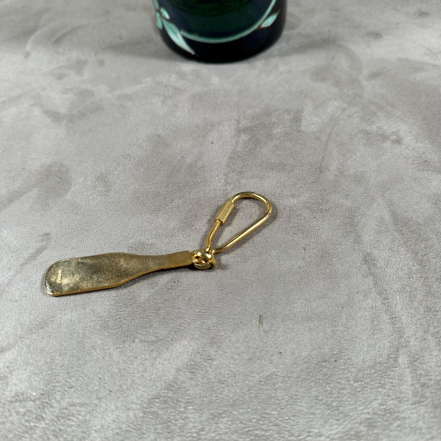 RARE Porte clés Perrier Jouet en métal à décor de bouteille de champagne Made in France Années 1960