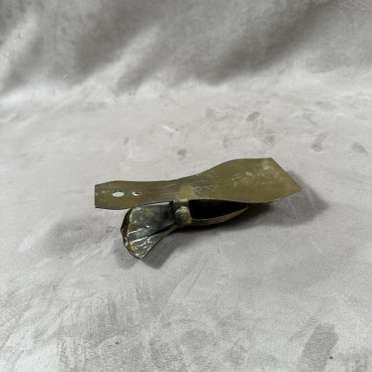 RARE Pince à documents pince à courrier en forme de main en laiton vintage Made in France 1900