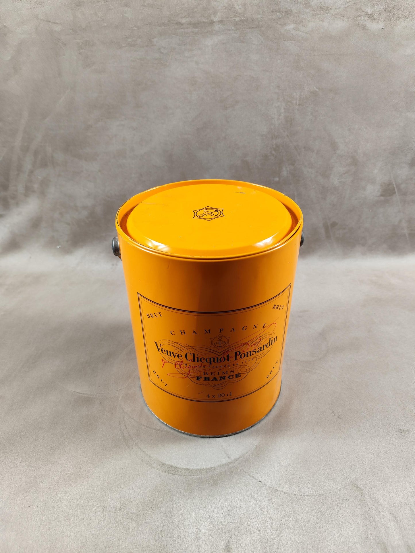 Boîte en forme de pot de peinture Veuve Clicquot en metal vintage Années 1990