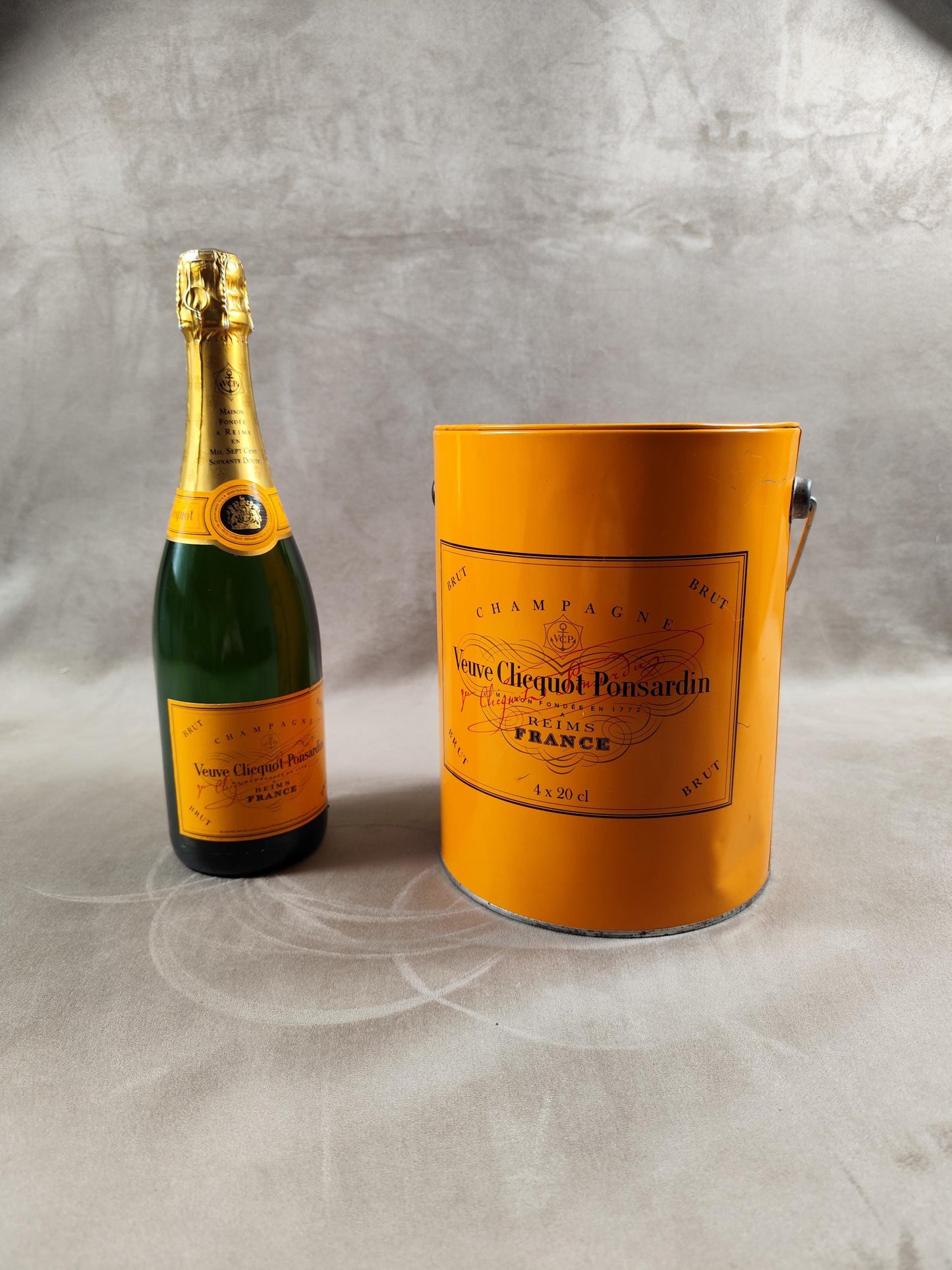 Boîte en forme de pot de peinture Veuve Clicquot en metal vintage Années 1990
