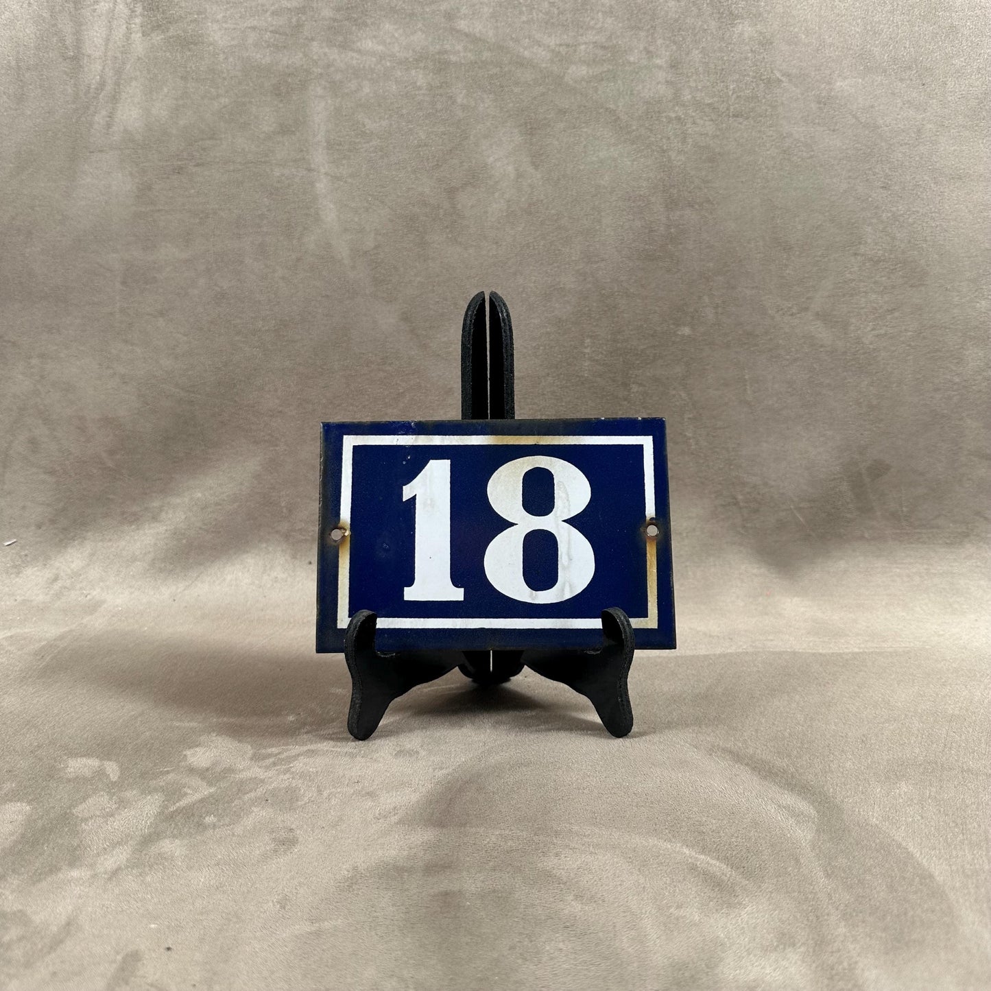 RARE Plaque de rue de ville Française Numéro 18 en tôle émaillée bleue, Made in France, Vintage 1950