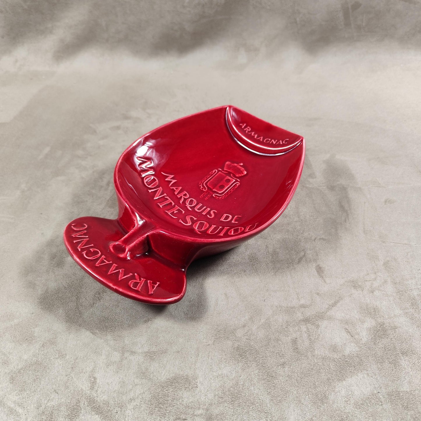 Cendrier publicitaire en faience rouge en forme de verre à liqueur Marquis de Montesquiou