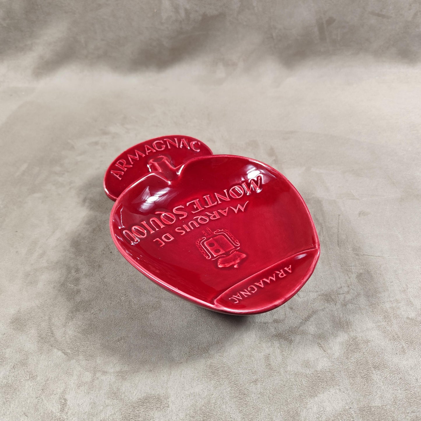 Cendrier publicitaire en faience rouge en forme de verre à liqueur Marquis de Montesquiou