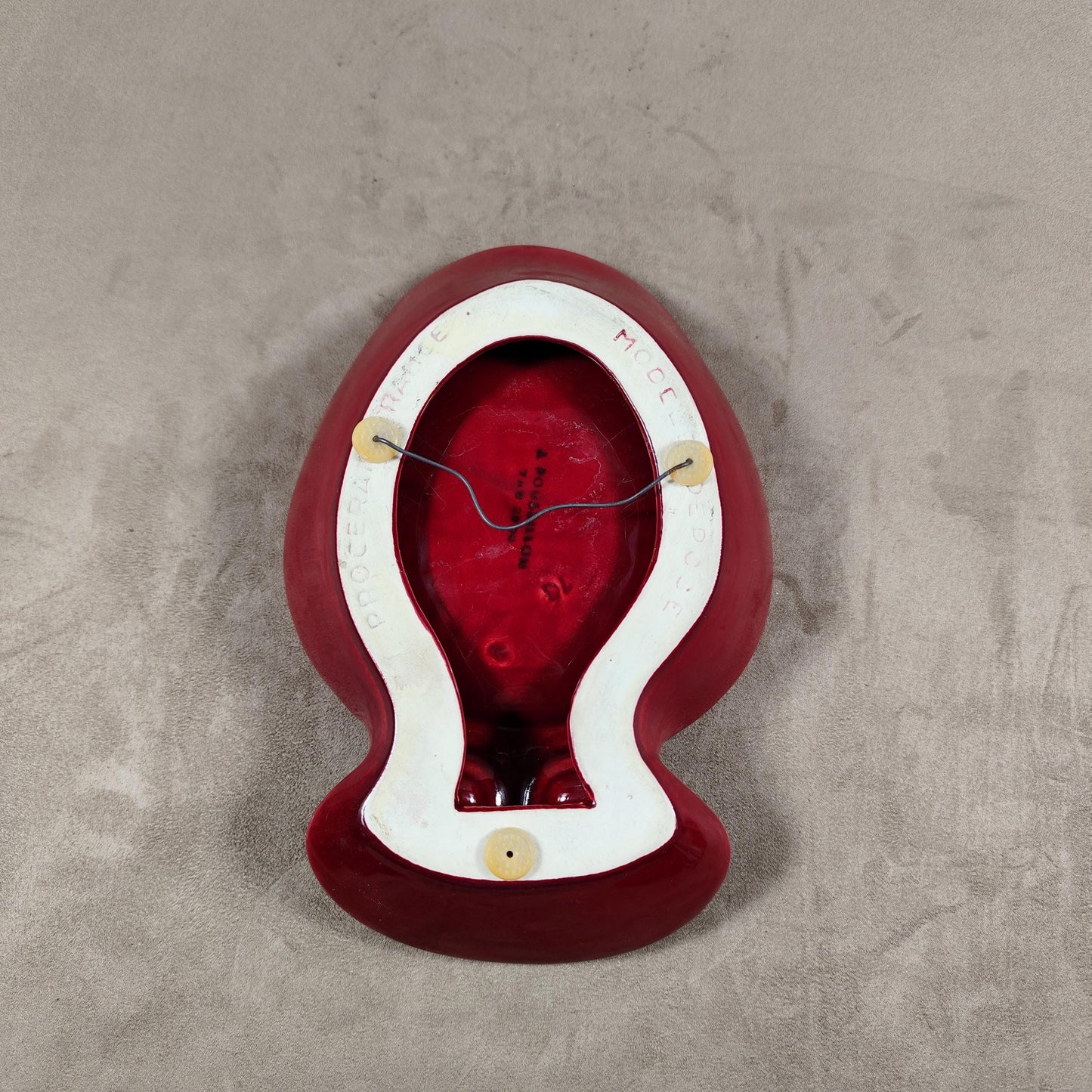 Cendrier publicitaire en faience rouge en forme de verre à liqueur Marquis de Montesquiou