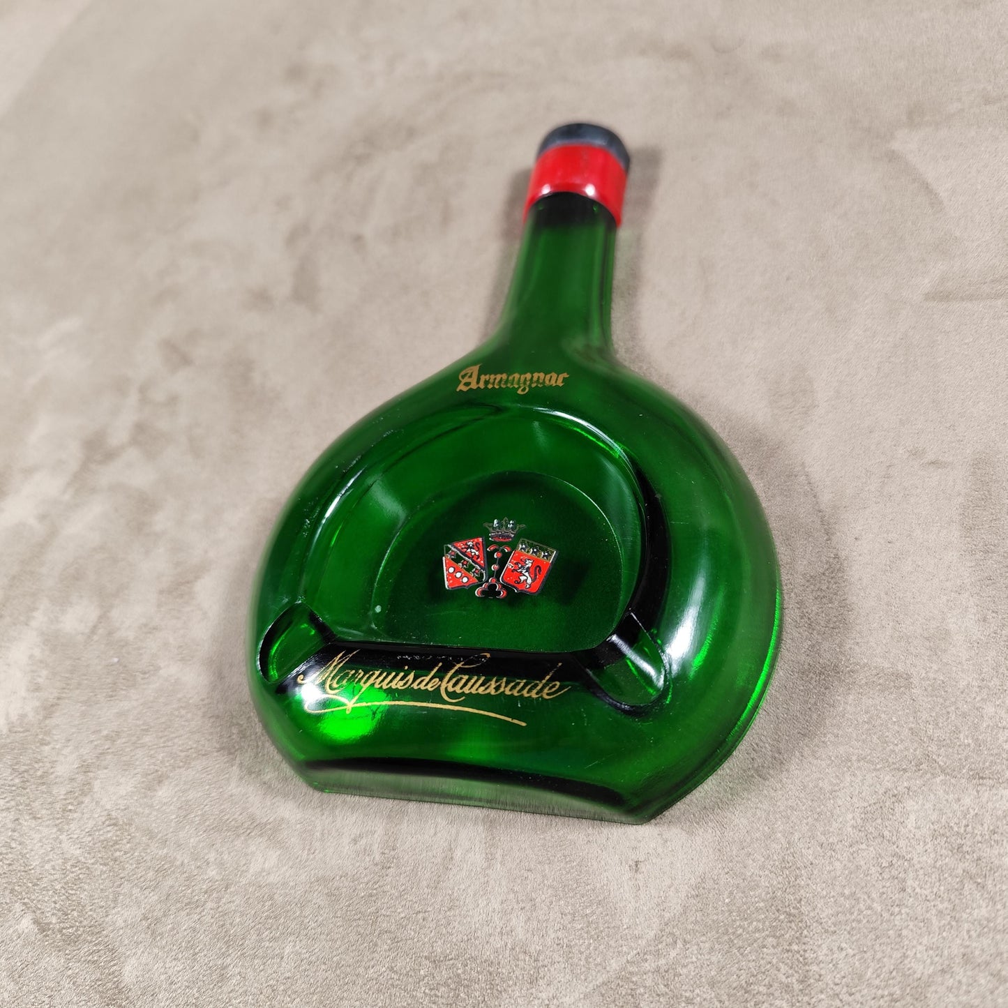 Cendrier publicitaire vintage Armagnac Marquis de Cassade en forme de bouteille en verre