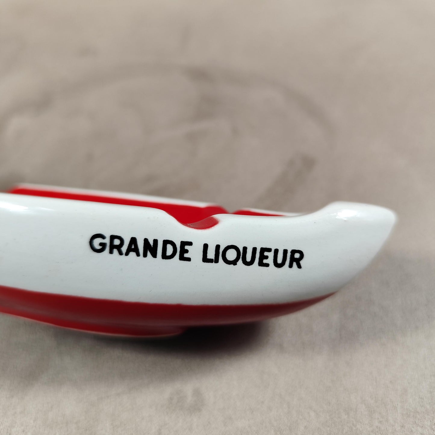 RARE Cendrier publicitaire en forme de pirogue Cherry Rocher vintage rouge et blanc en faience 1960