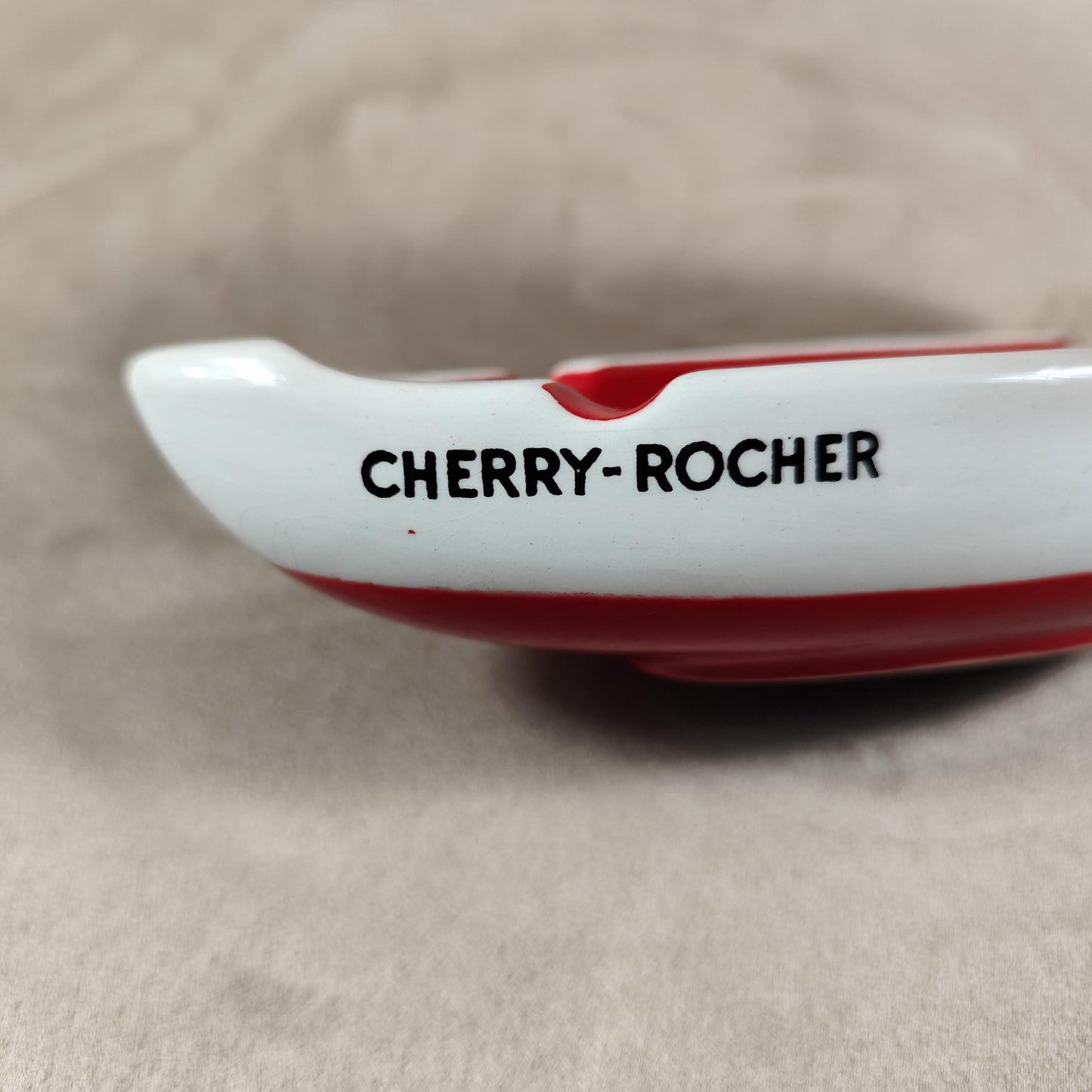 RARE Cendrier publicitaire en forme de pirogue Cherry Rocher vintage rouge et blanc en faience 1960