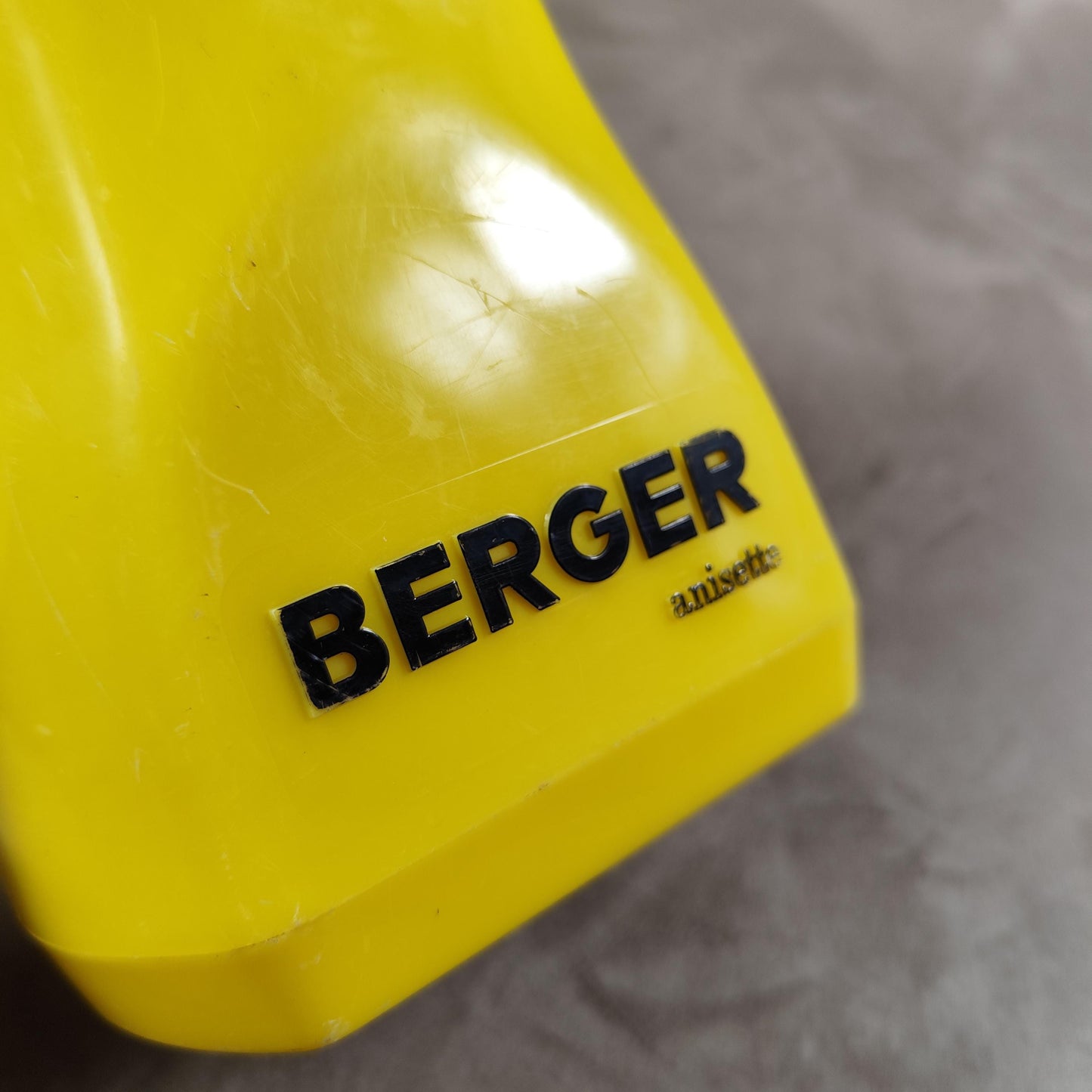 Cruche à eau Berger en plastique jaune Made in France Vintage 1970