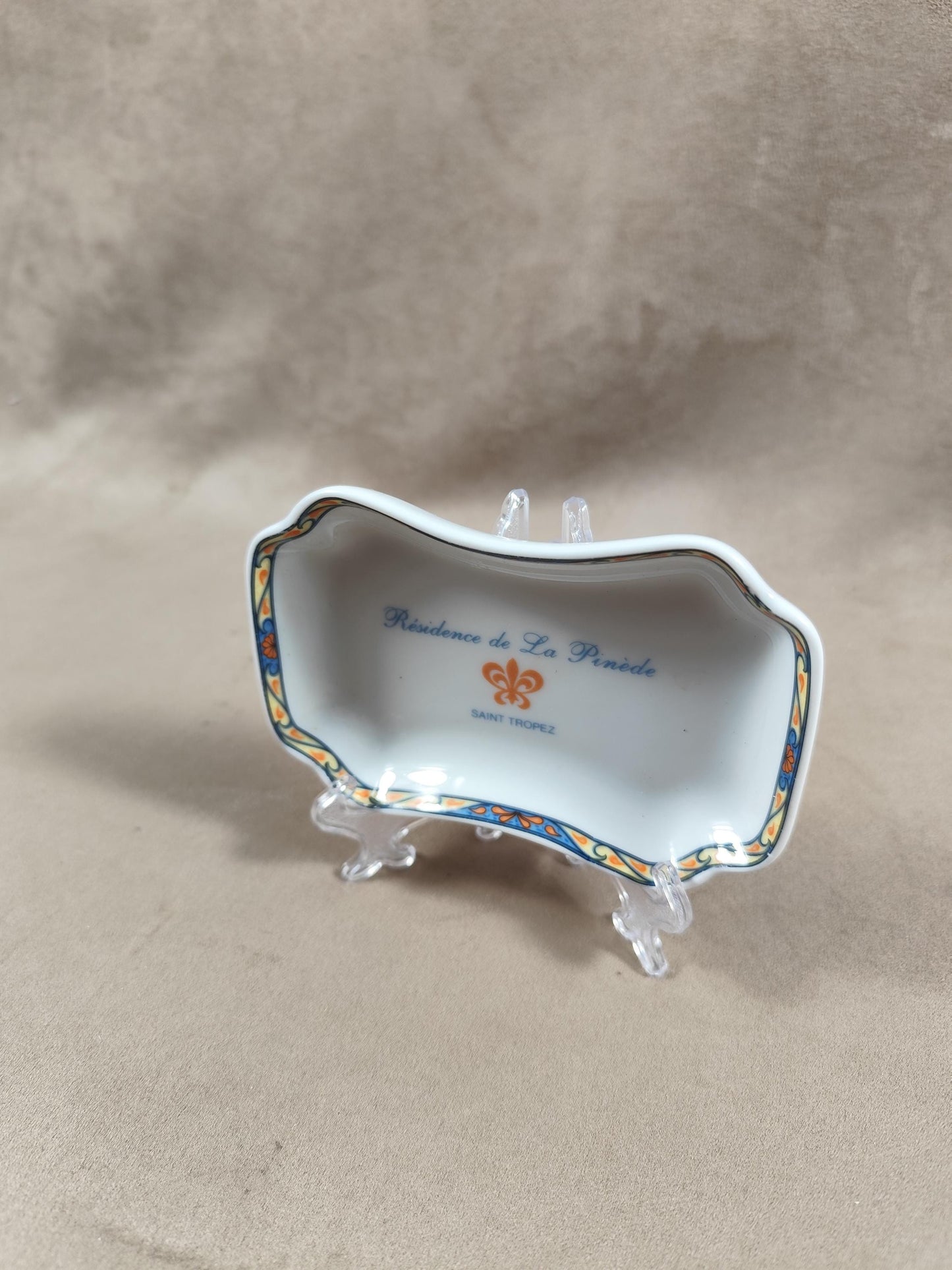 Cendrier publicitaire porcelaine ST TROPEZ pour la Résidence de la Pinède par Stephanie Bauchy vintage 1980