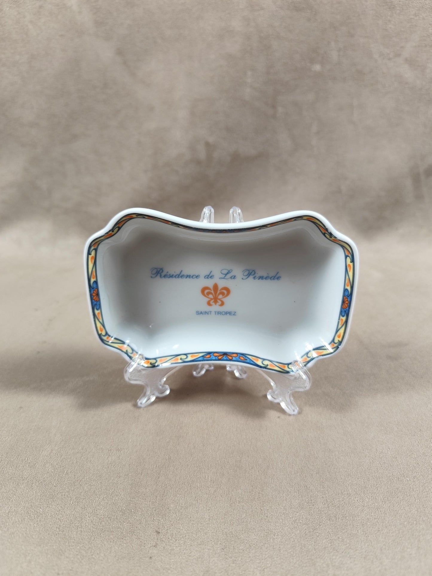 Cendrier publicitaire porcelaine ST TROPEZ pour la Résidence de la Pinède par Stephanie Bauchy vintage 1980