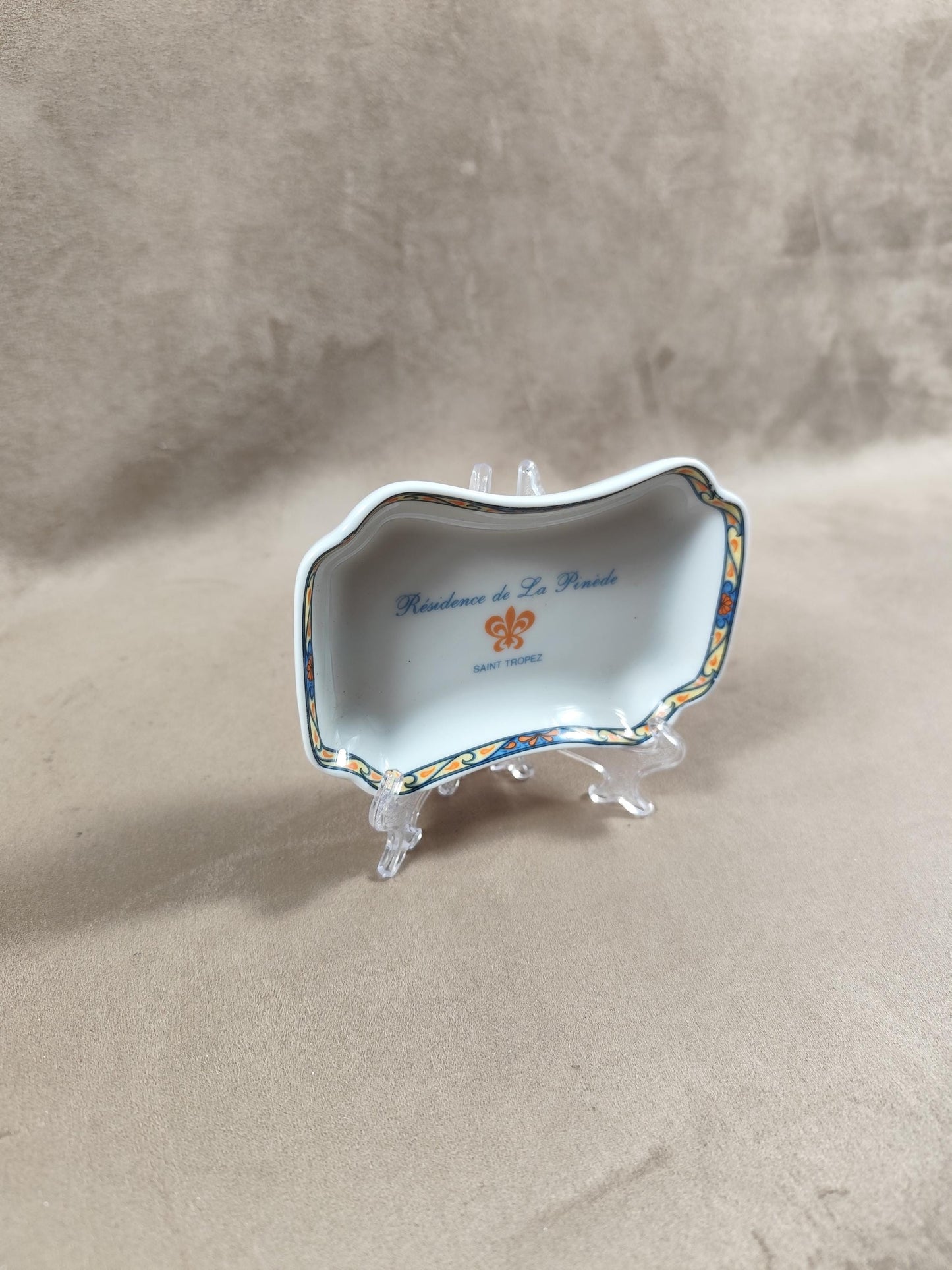Cendrier publicitaire porcelaine ST TROPEZ pour la Résidence de la Pinède par Stephanie Bauchy vintage 1980