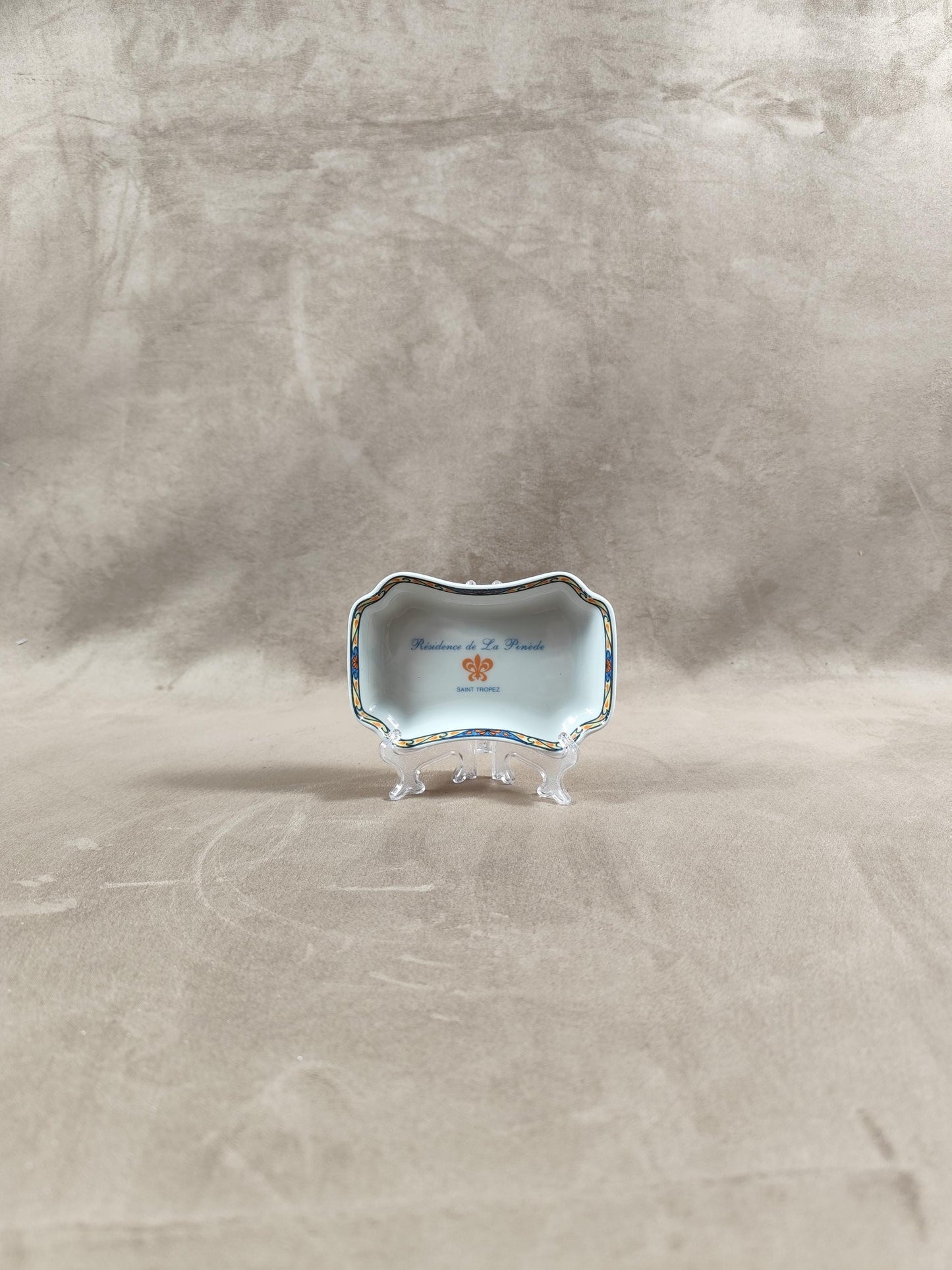 Cendrier publicitaire porcelaine ST TROPEZ pour la Résidence de la Pinède par Stephanie Bauchy vintage 1980