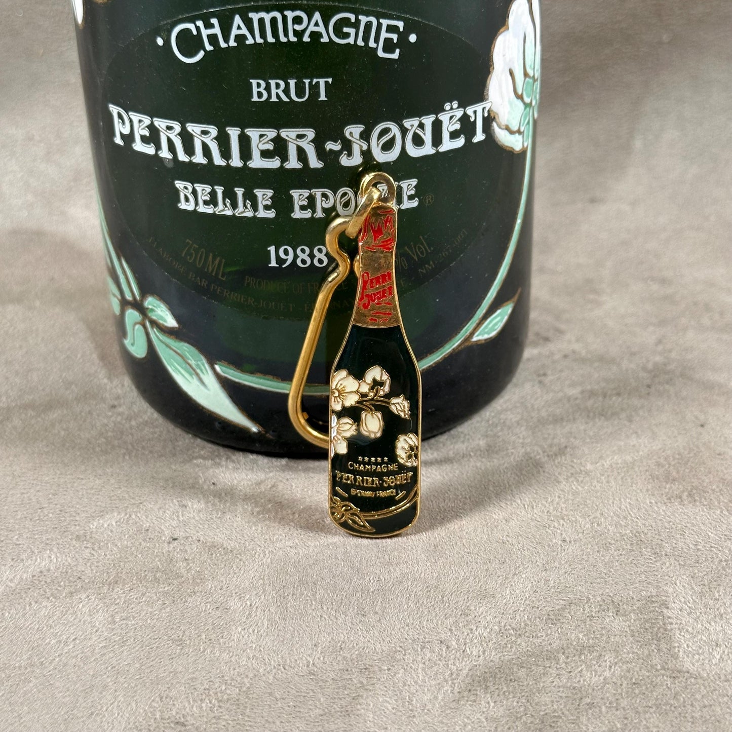 RARE Porte clés Perrier Jouet en métal à décor de bouteille de champagne Made in France Années 1960