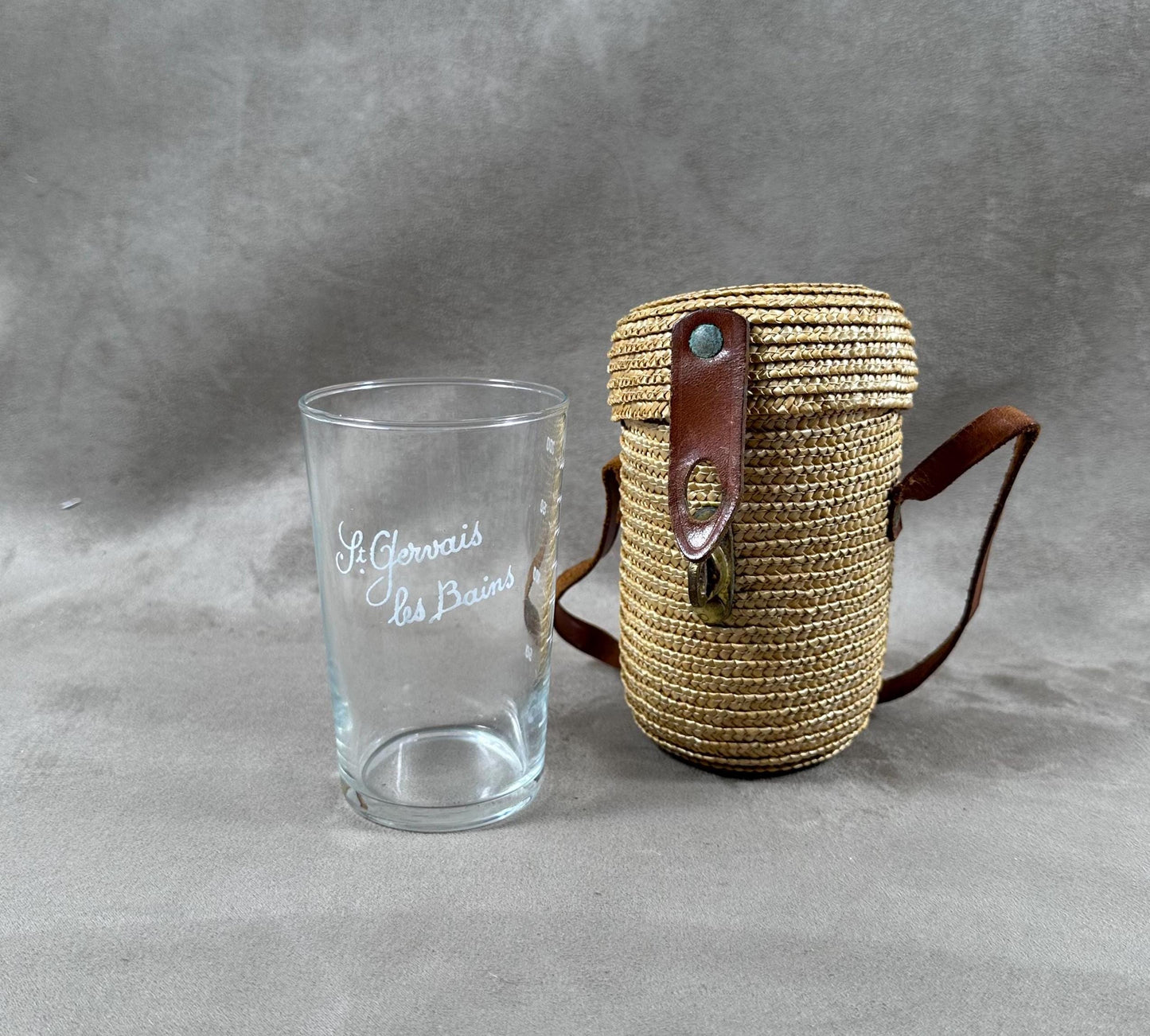 Verre à eau de curiste gravé St Gervais les Bains avec graduations dans son étui en paille tressée avec lanière en cuir Vintage 1950