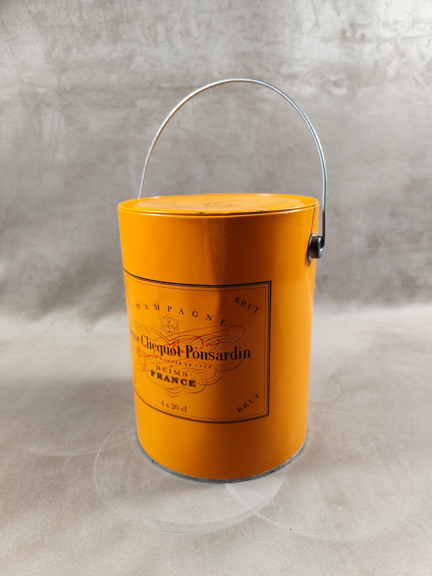 Boîte en forme de pot de peinture Veuve Clicquot en metal vintage Années 1990