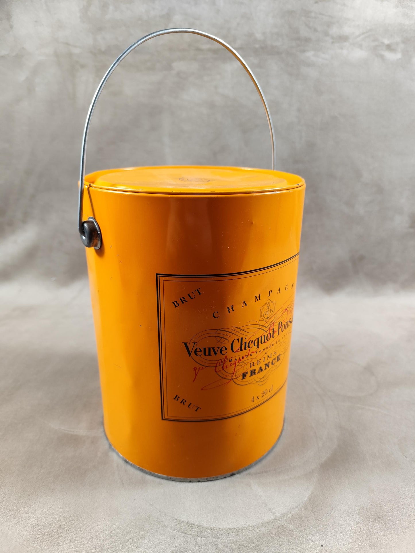 Boîte en forme de pot de peinture Veuve Clicquot en metal vintage Années 1990