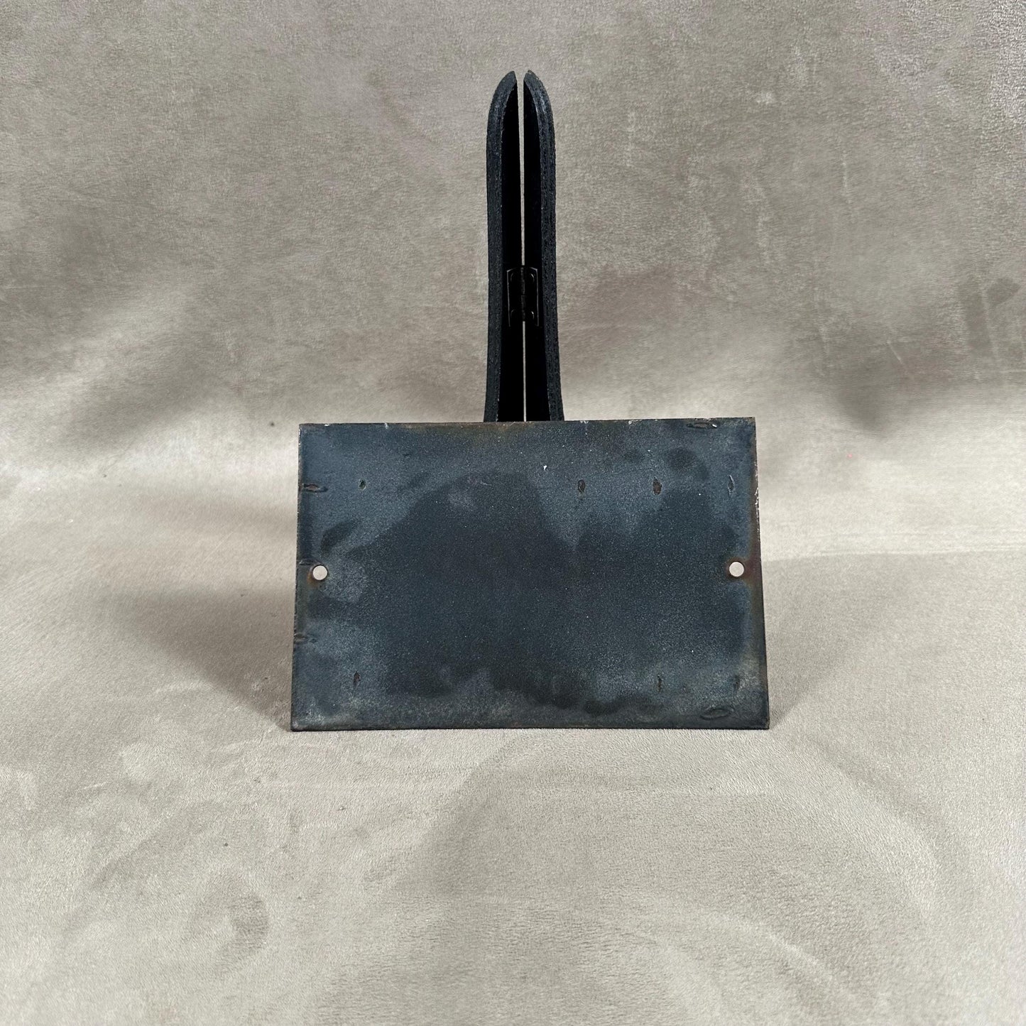 RARE Plaque de rue de ville Française Numéro 18 en tôle émaillée bleue, Made in France, Vintage 1950
