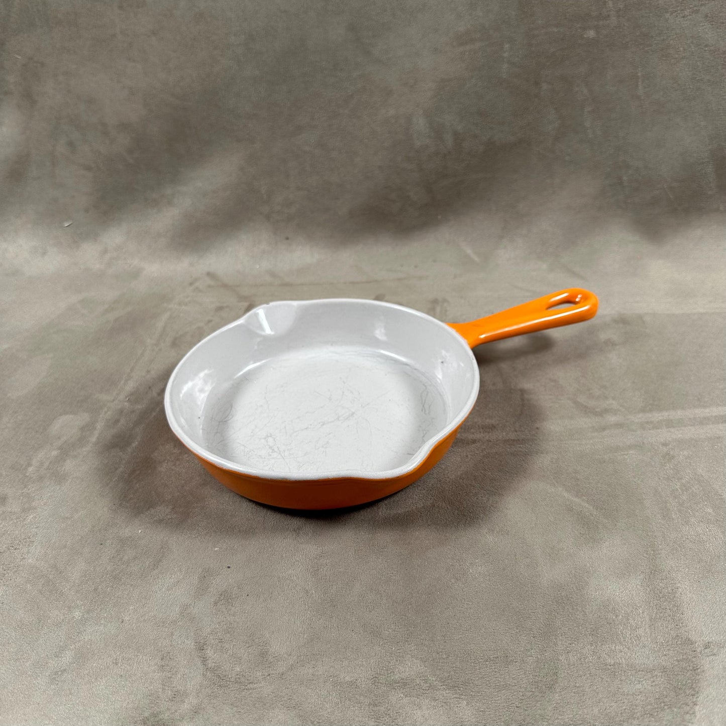 Skillet Le Creuset en fonte émaillée orange avec poignée vintage made in France