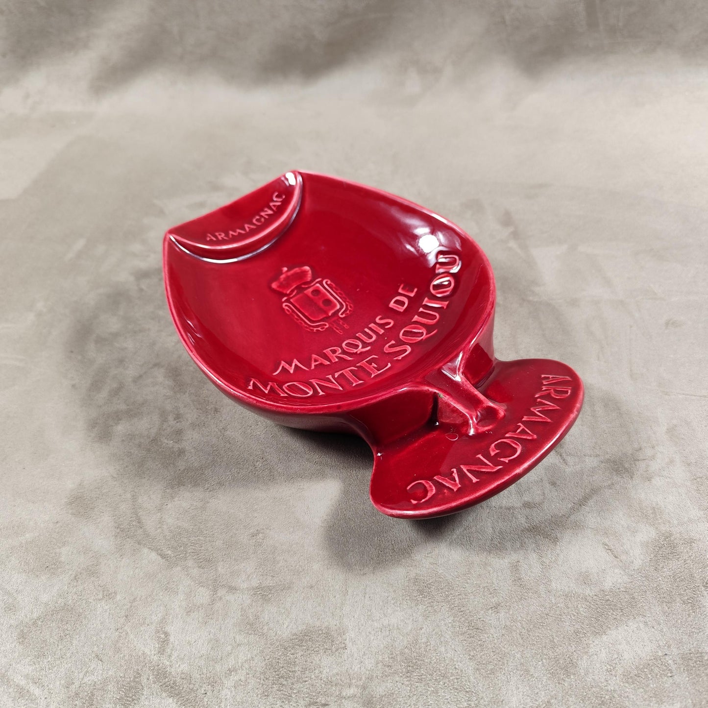 Cendrier publicitaire en faience rouge en forme de verre à liqueur Marquis de Montesquiou