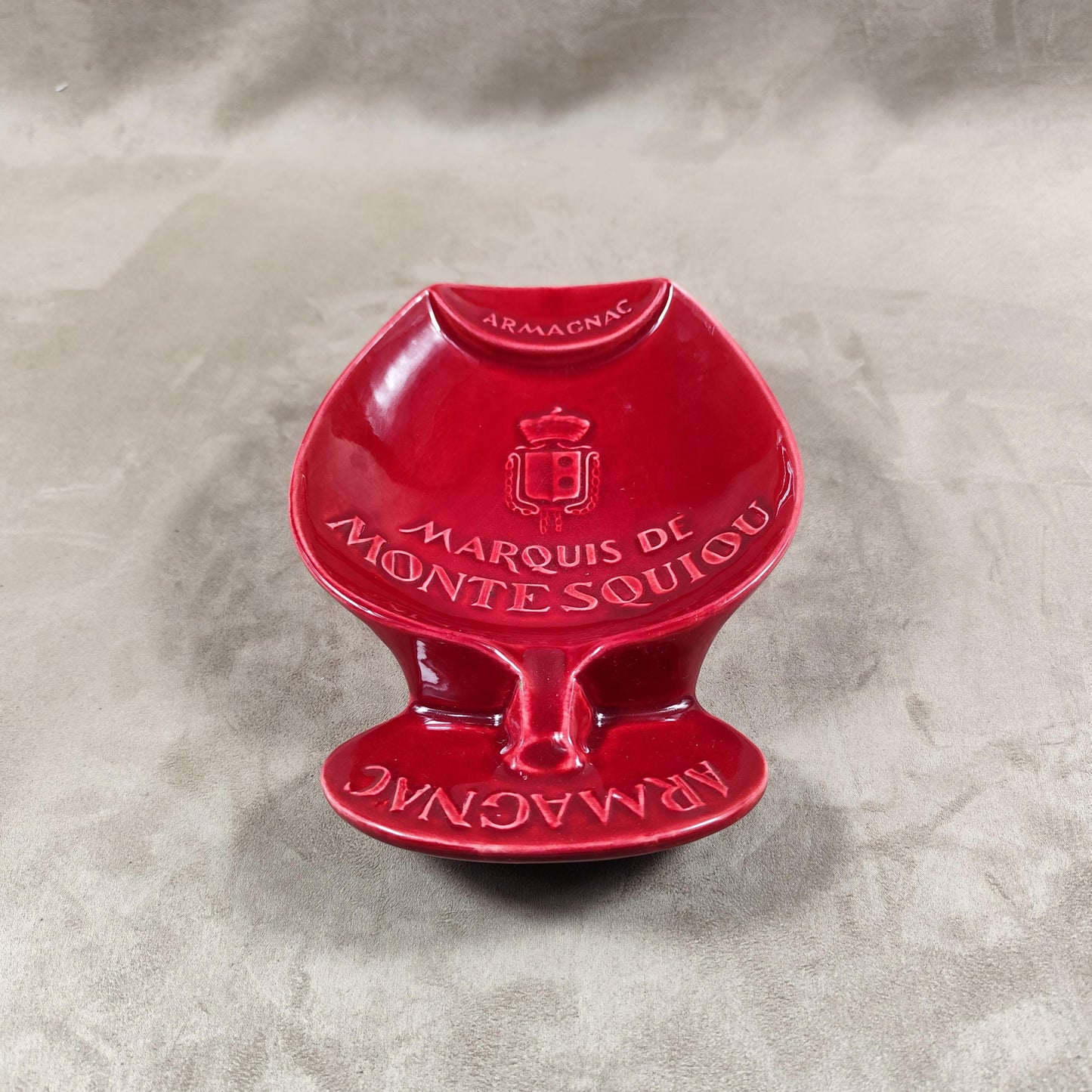 Cendrier publicitaire en faience rouge en forme de verre à liqueur Marquis de Montesquiou