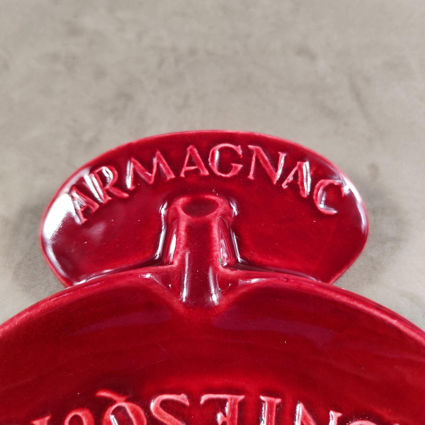 Cendrier publicitaire en faience rouge en forme de verre à liqueur Marquis de Montesquiou