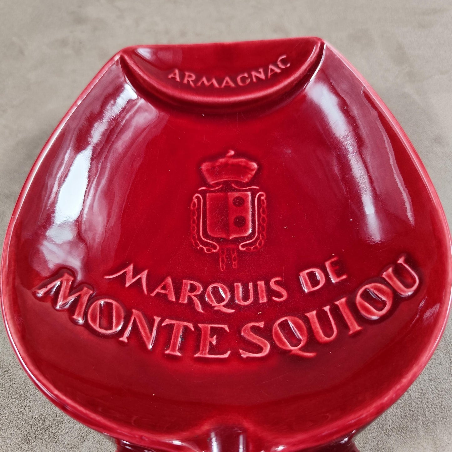 Cendrier publicitaire en faience rouge en forme de verre à liqueur Marquis de Montesquiou