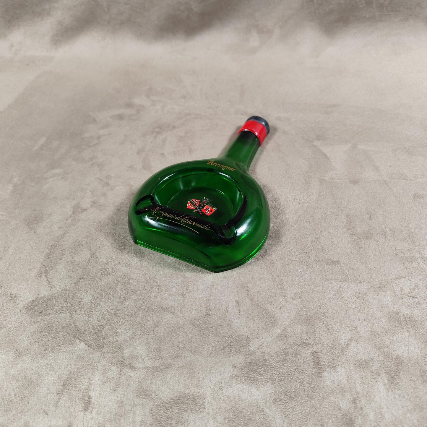 Cendrier publicitaire vintage Armagnac Marquis de Cassade en forme de bouteille en verre
