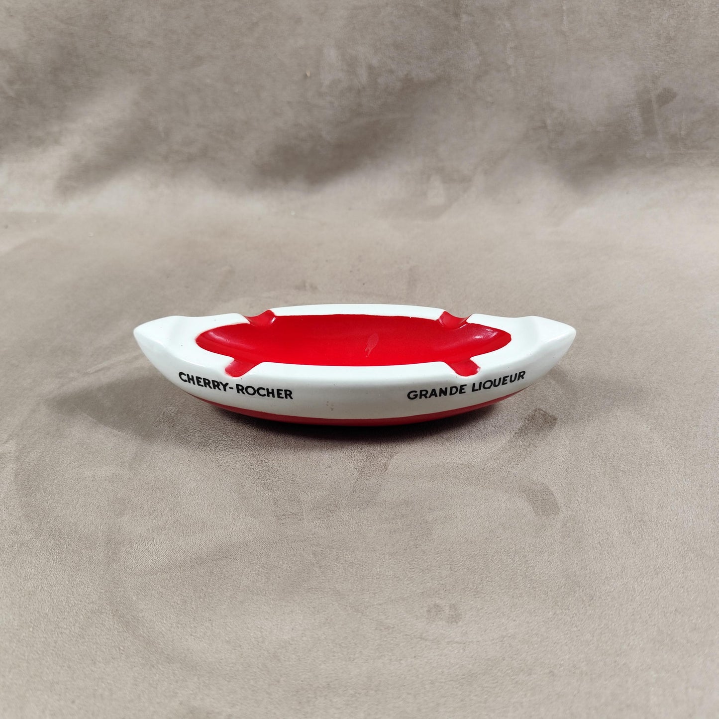 RARE Cendrier publicitaire en forme de pirogue Cherry Rocher vintage rouge et blanc en faience 1960