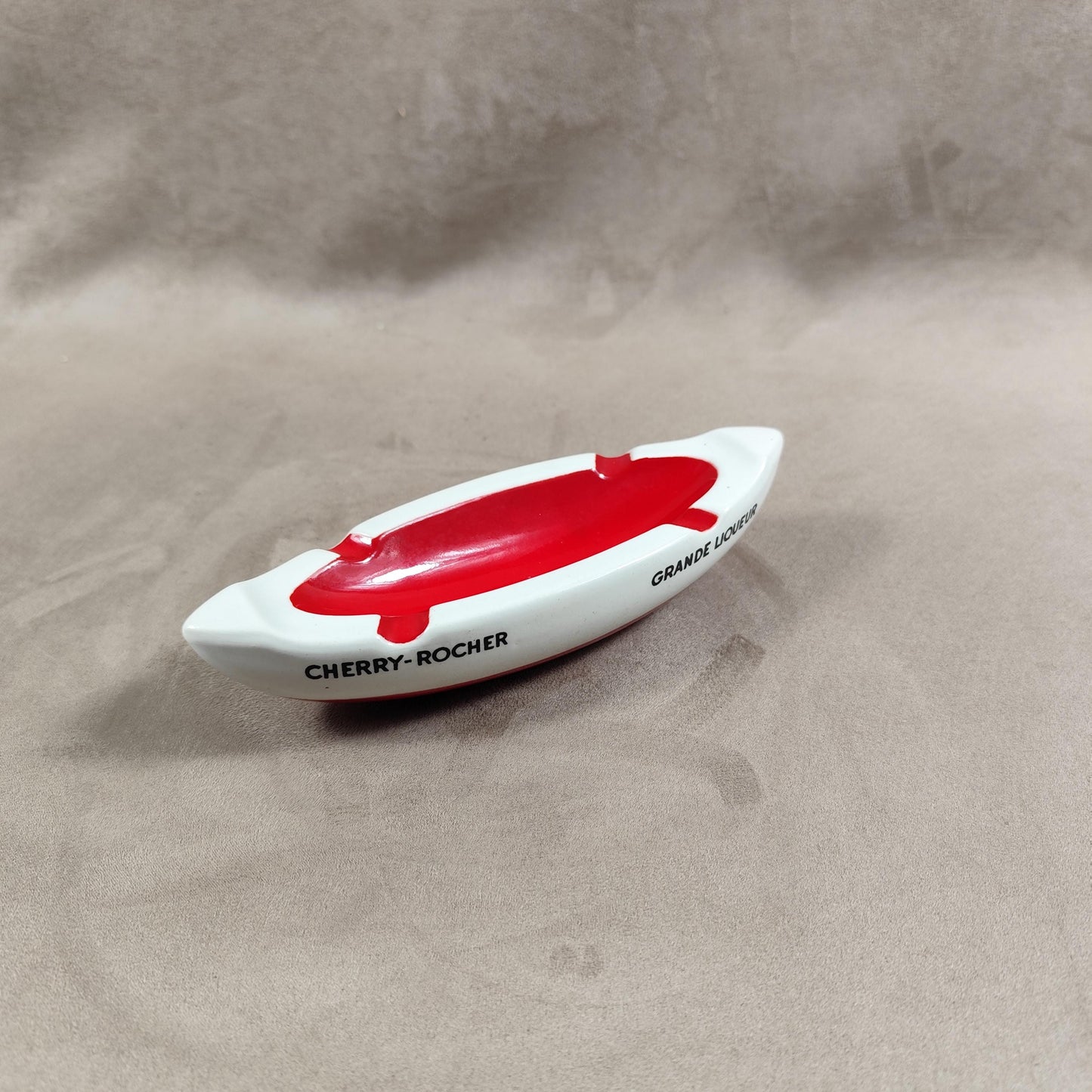 RARE Cendrier publicitaire en forme de pirogue Cherry Rocher vintage rouge et blanc en faience 1960