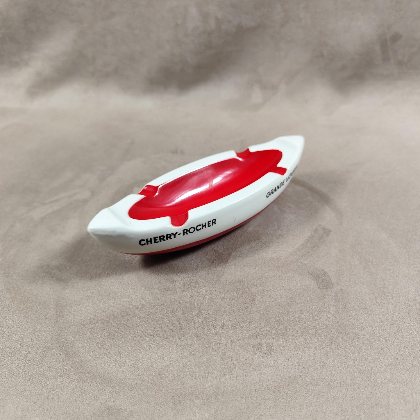 RARE Cendrier publicitaire en forme de pirogue Cherry Rocher vintage rouge et blanc en faience 1960