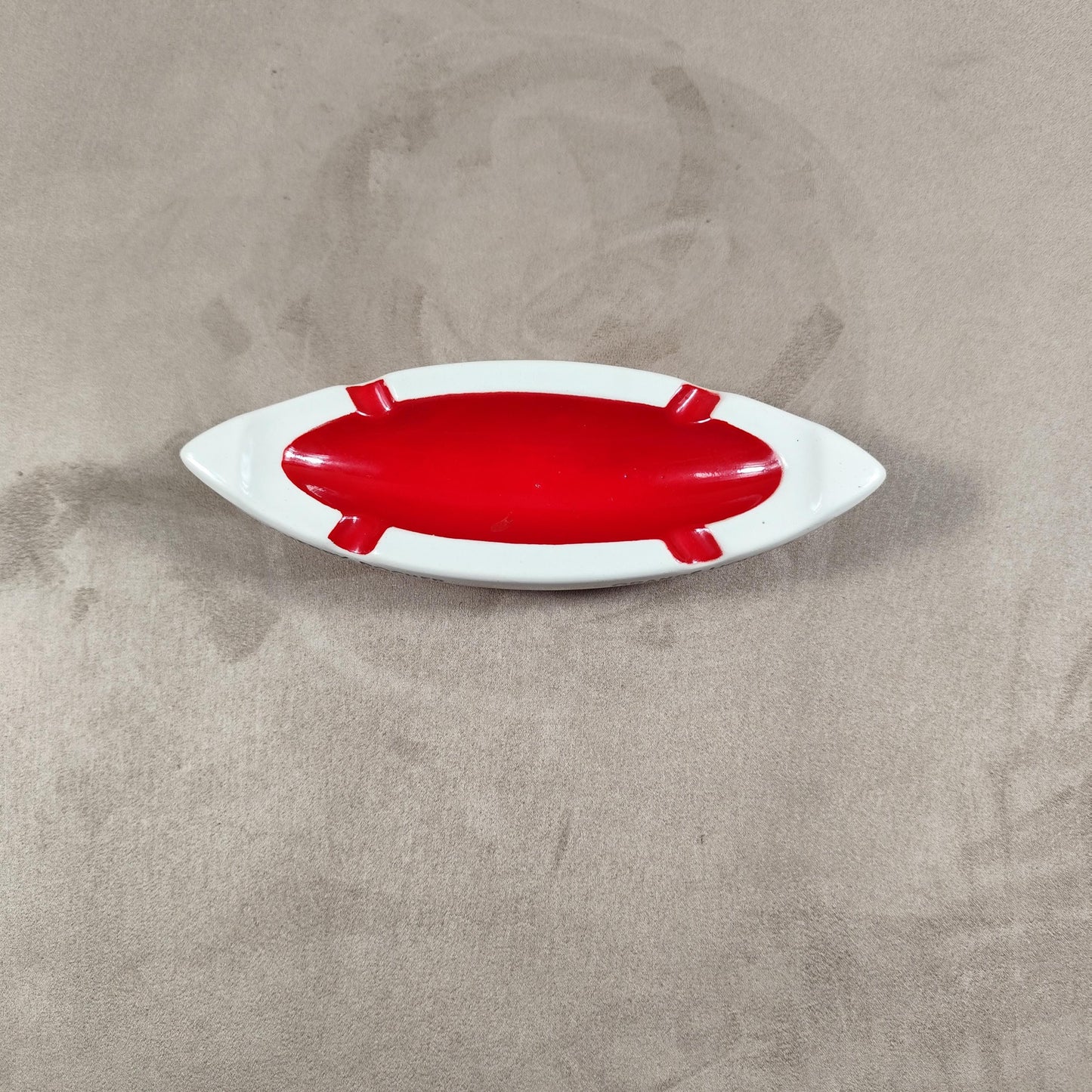 RARE Cendrier publicitaire en forme de pirogue Cherry Rocher vintage rouge et blanc en faience 1960