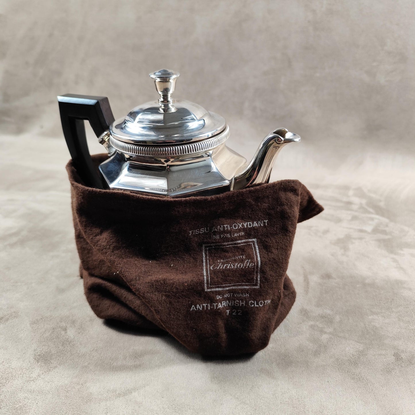 VERY RARE Théière Christofle en métal argenté Art-Déco avec housse tissu anti oxydant Made in France 1980