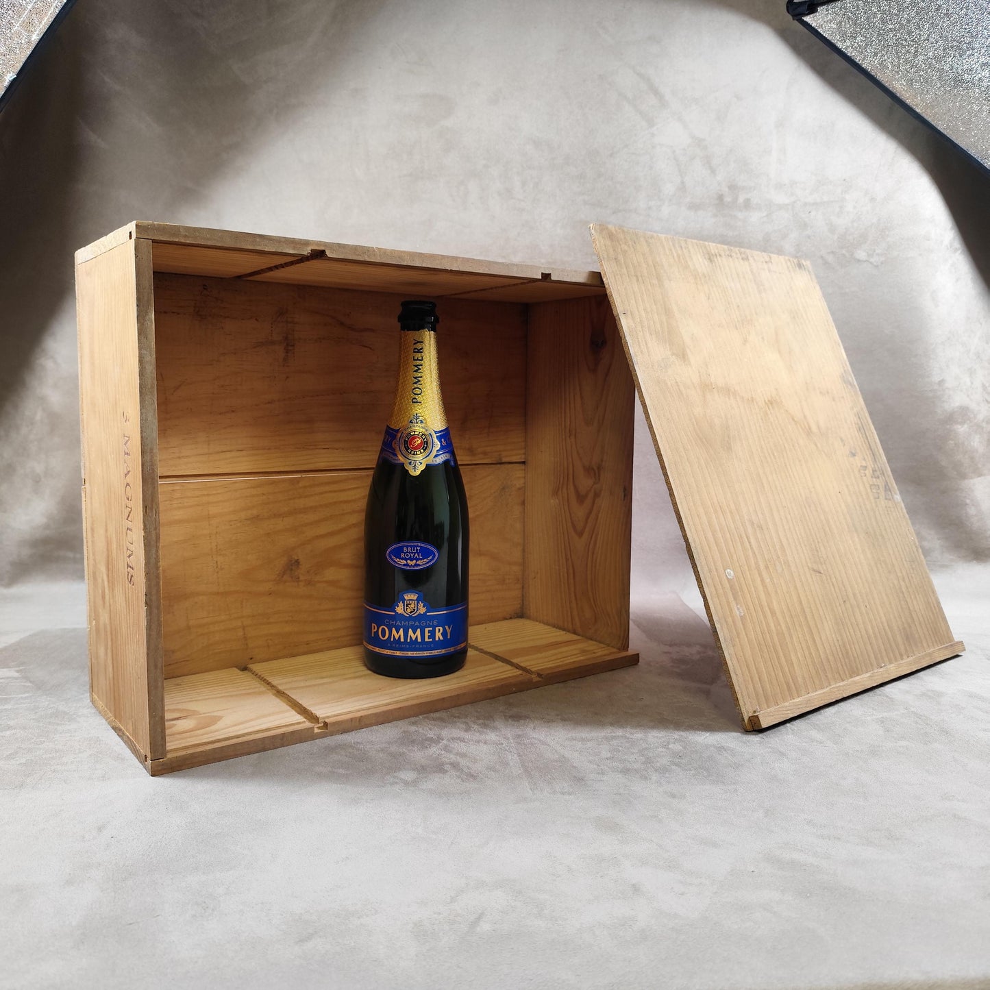 Caisse en bois pour 3 Magnums de Champagne Pommery Made in France Vintage 1980
