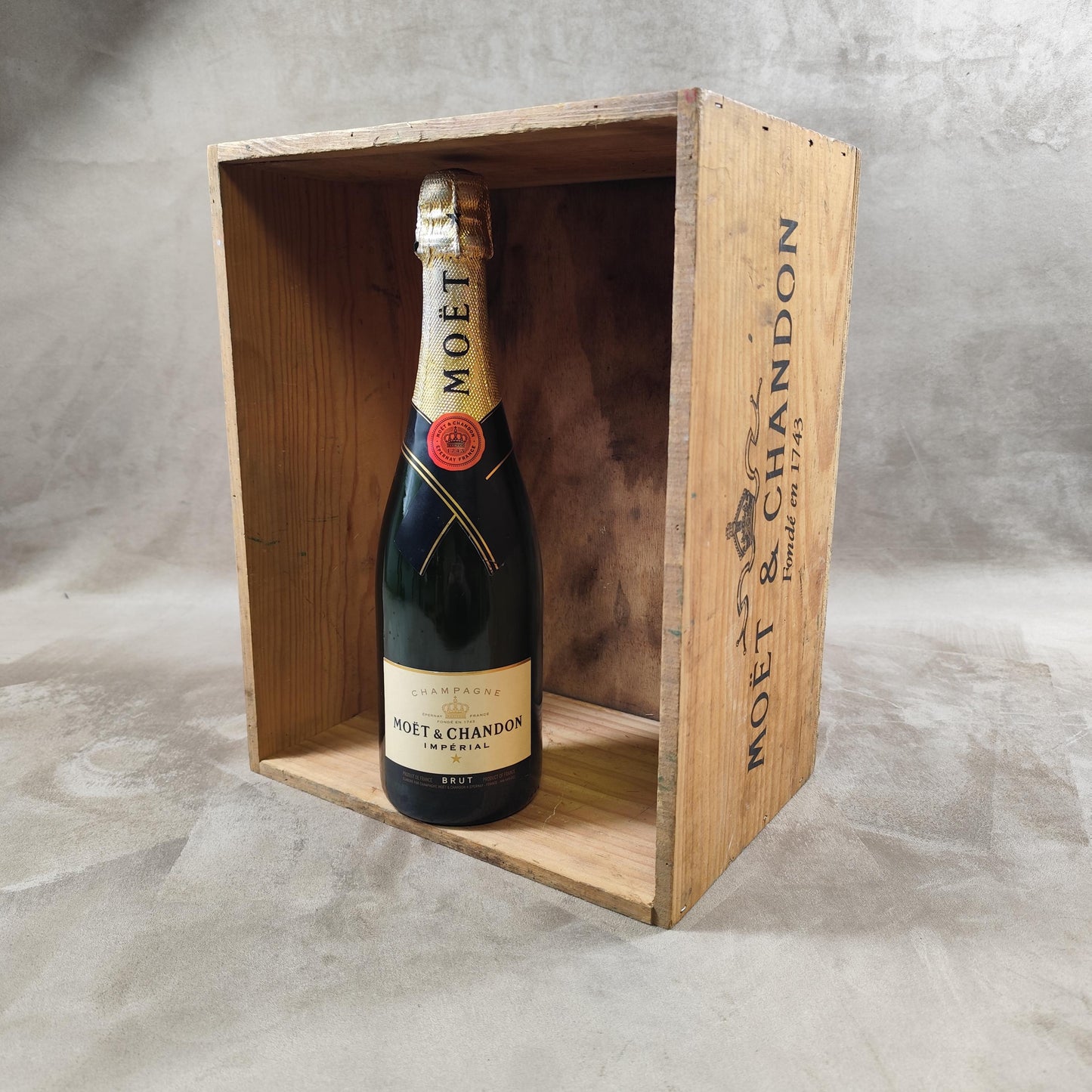 Caisse en bois pour bouteilles de champagne Moet & Chandon Made in France Vintage 1970