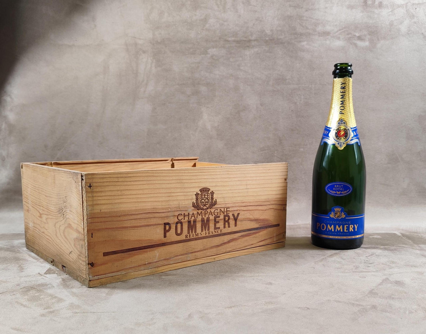 Caisse en bois pour bouteilles de Champagne Pommery Made in France Vintage 1980
