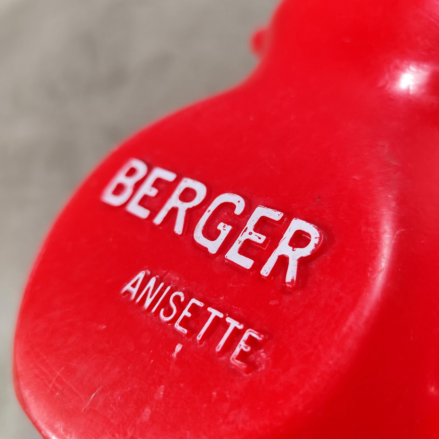 Cruche à eau Berger en plastique rouge Made in France Vintage 1970