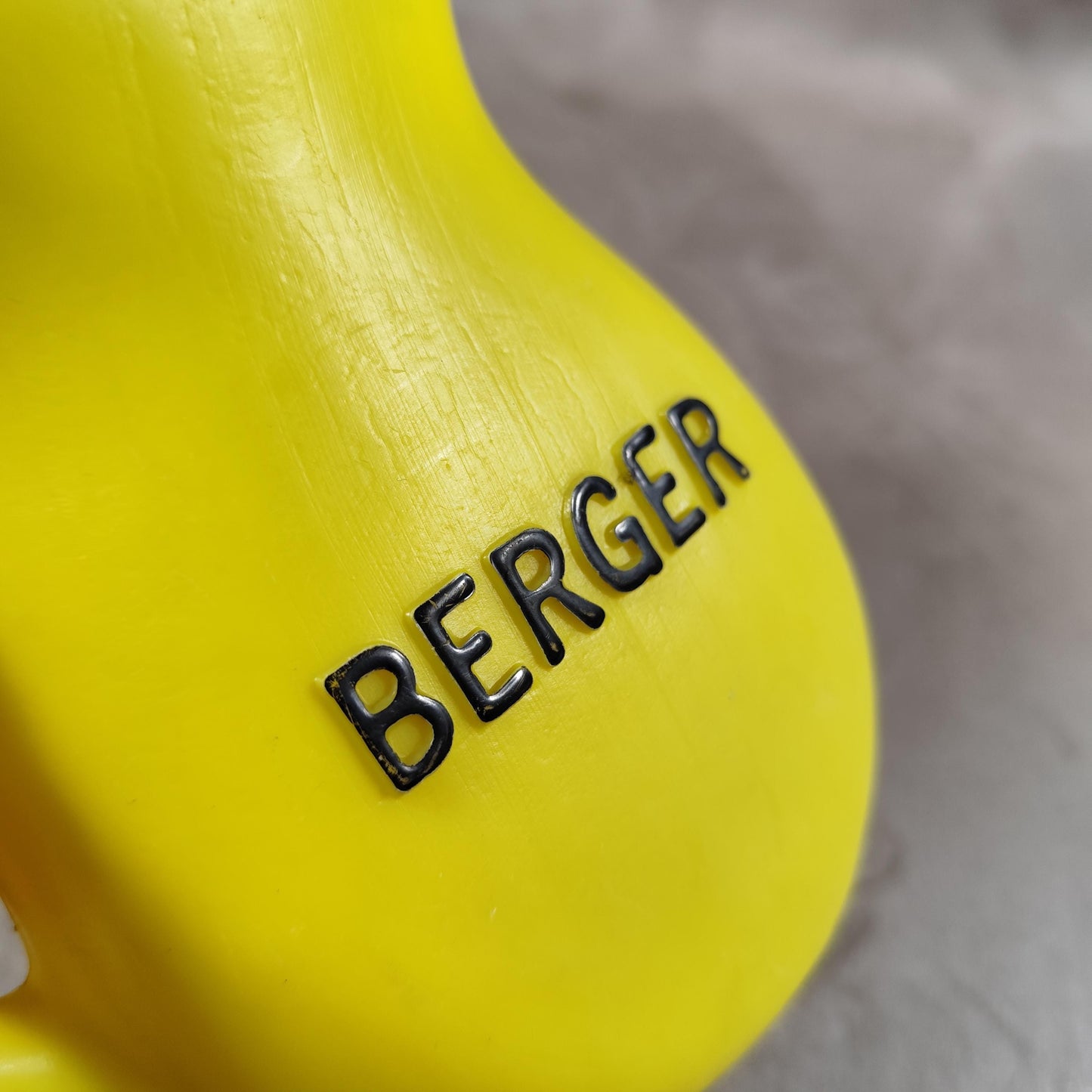 Cruche à eau Berger en plastique jaune Made in France Vintage 1970