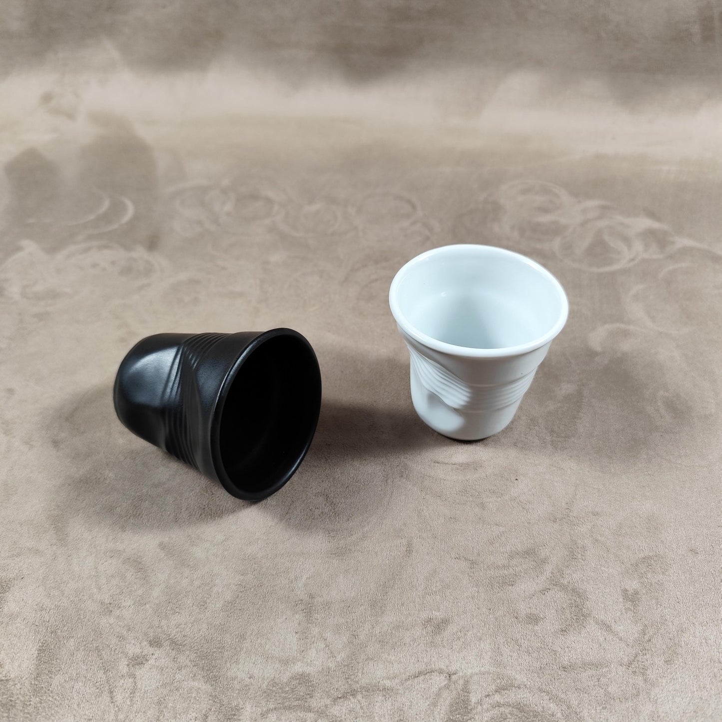 Lot de 2 gobelet Froissé REVOL en céramique blanche et noir, Made in France, Vintage 2000