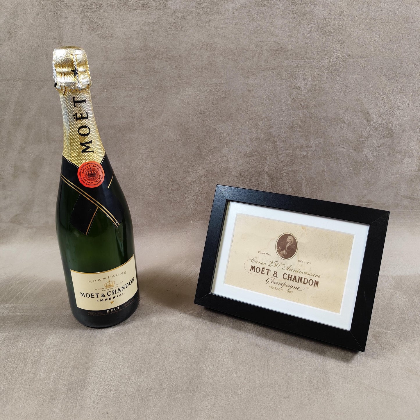 Étiquette de champagne Moet & Chandon 250ème anniversaire, encadrée avec cadre bois Made in France Vintage 1980