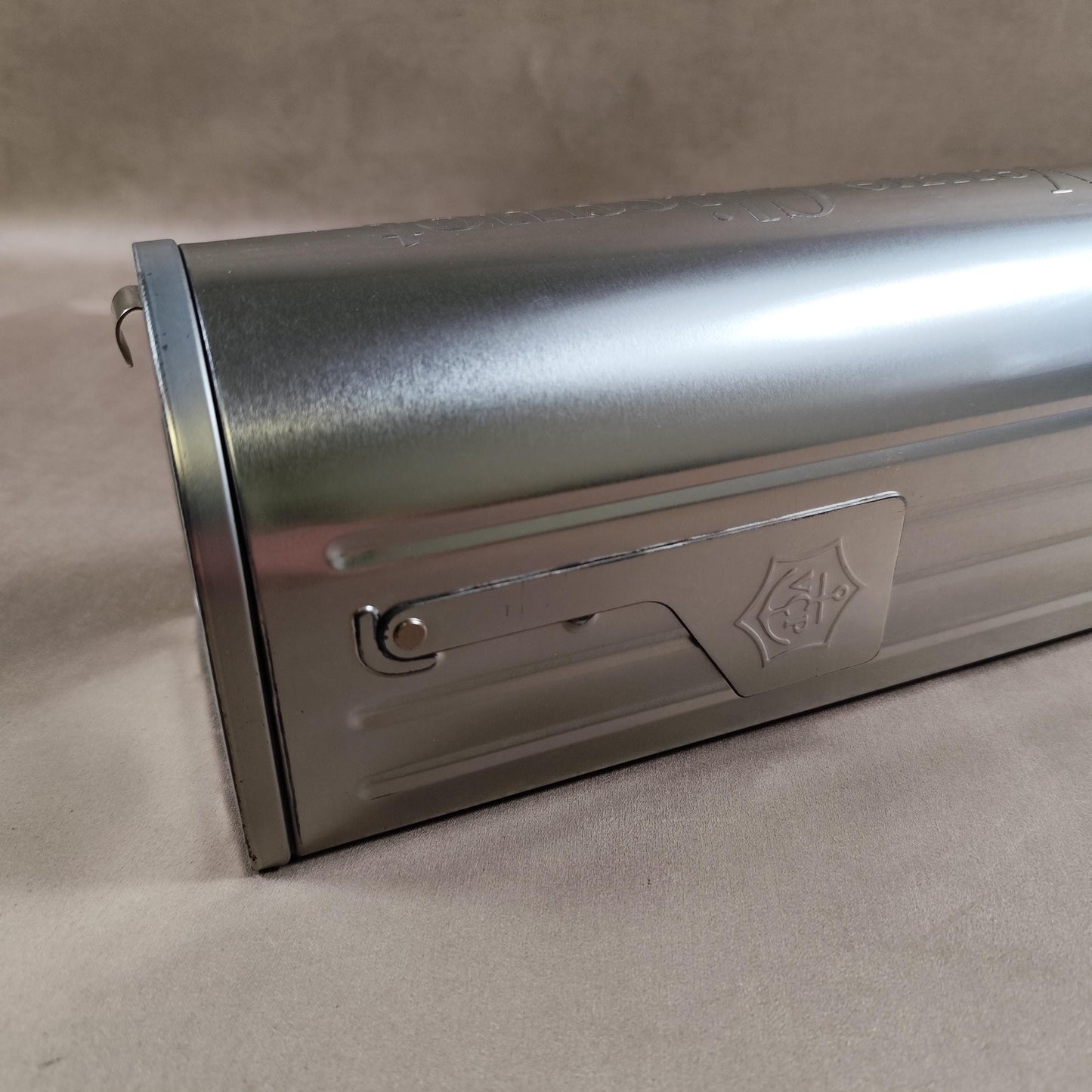 RARE Veuve Clicquot boite métal en forme de boite lettre US pour bouteille de champagne Made in France Vintage 1980