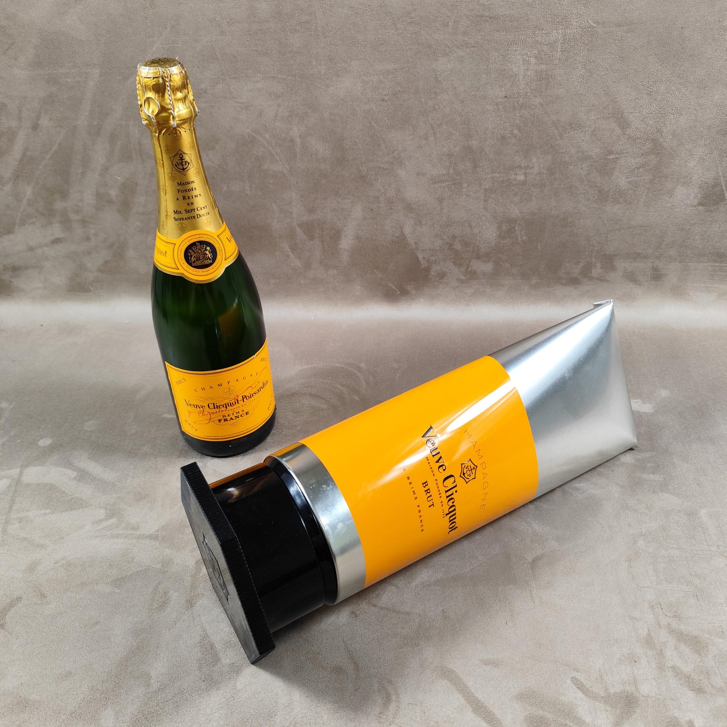 Etui isotherme pour de bouteille de Champagne Veuve Clicquot en forme de tube de gouache Made in France Vintage 2000